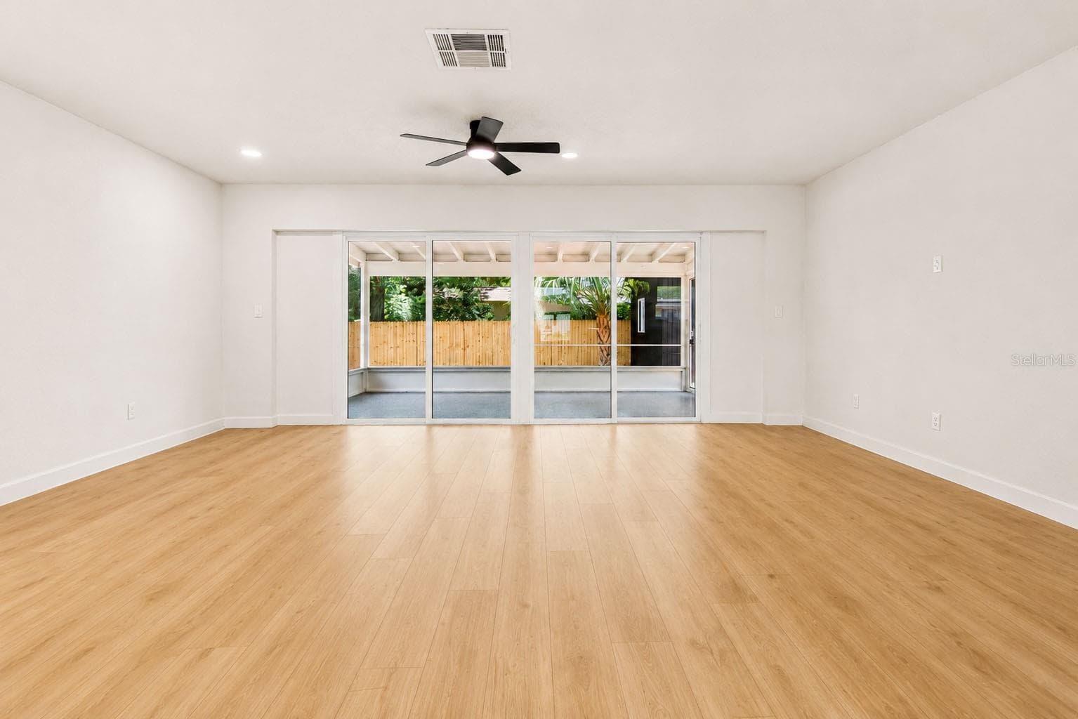 Open-concept living area - 7162 CAMBRIDGE ST, SPRING HILL