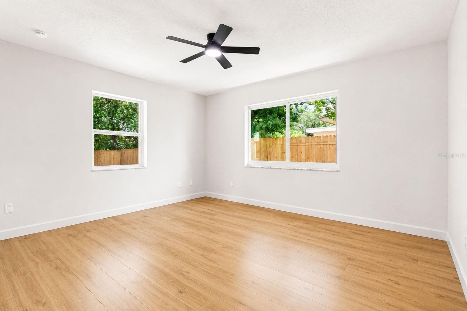Spacious bedroom with natural light - 7162 CAMBRIDGE ST, SPRING HILL