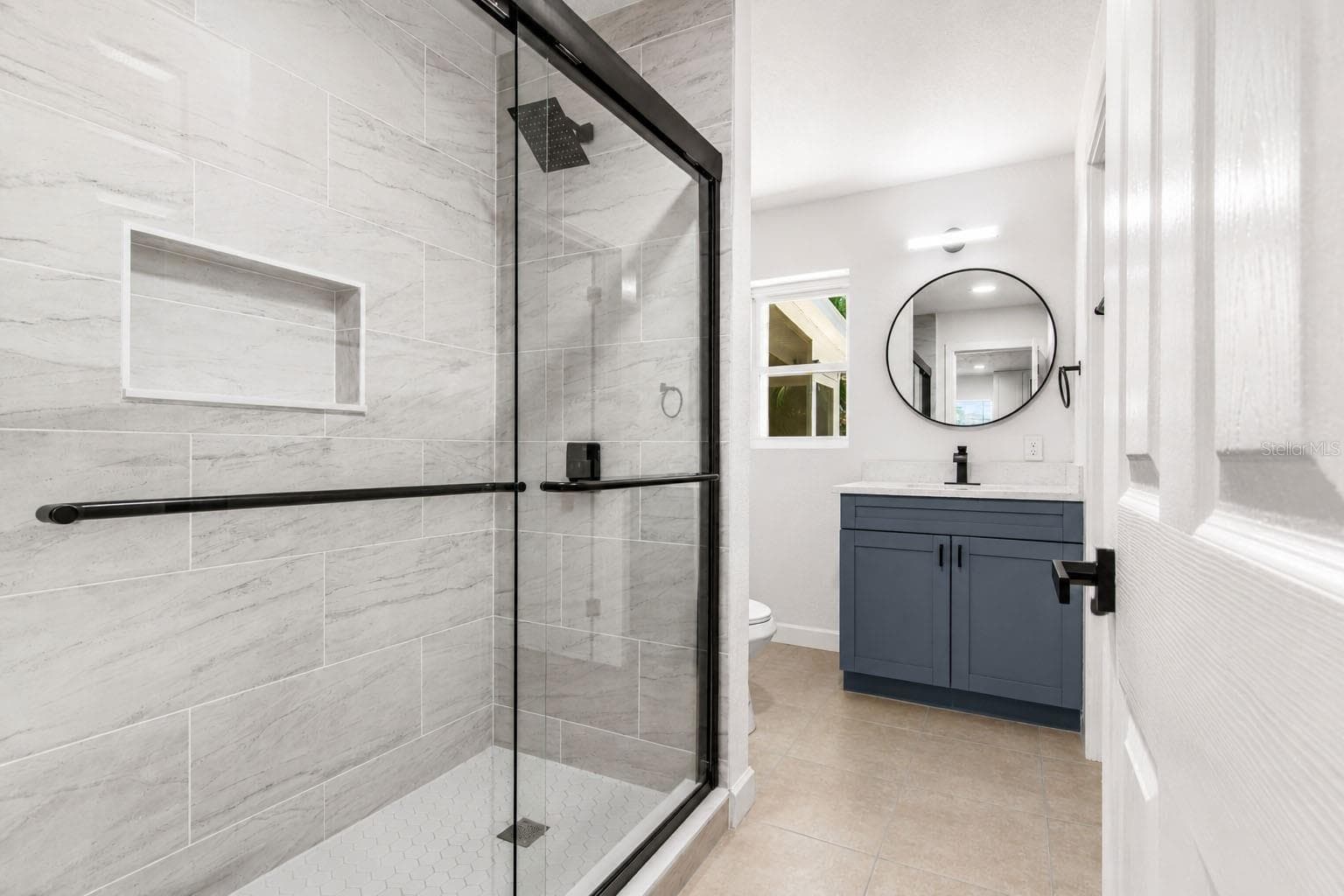 Updated bathroom with modern finishes - 7162 CAMBRIDGE ST, SPRING HILL
