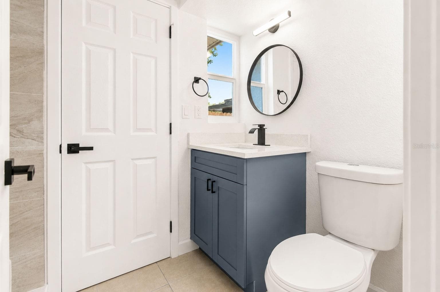 Updated bathroom with modern finishes - 7162 CAMBRIDGE ST, SPRING HILL
