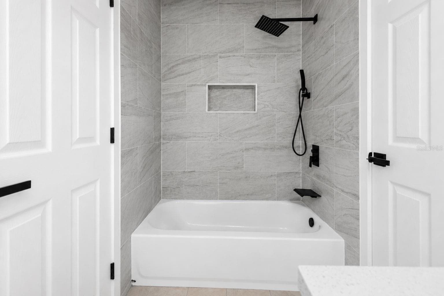 Updated bathroom with modern finishes - 7162 CAMBRIDGE ST, SPRING HILL