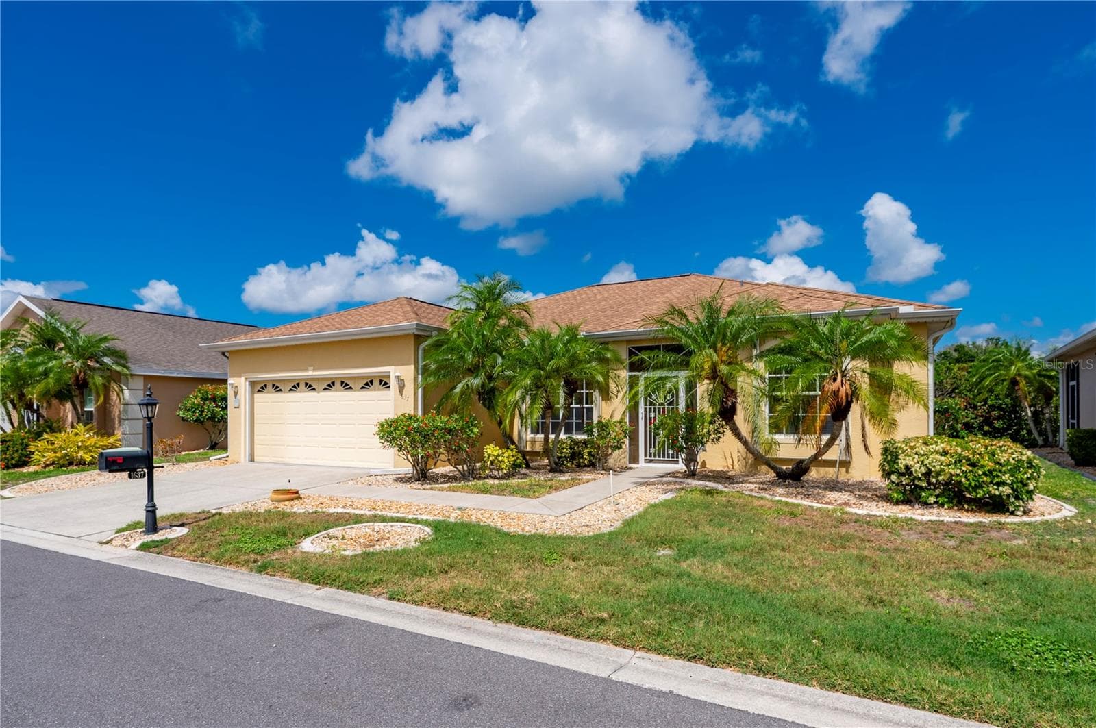 Mature landscaping front and back - 1637 PALACE CT, PORT CHARLOTTE