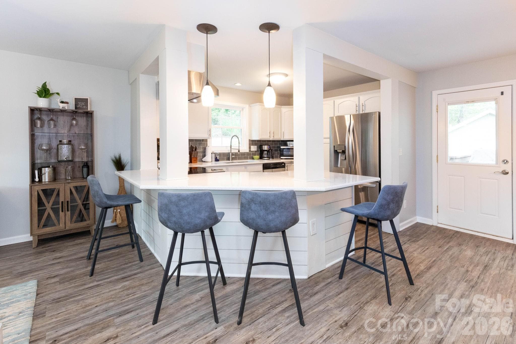 Wraparound Breakfast Bar - 215 Butternut Lane, Leicester