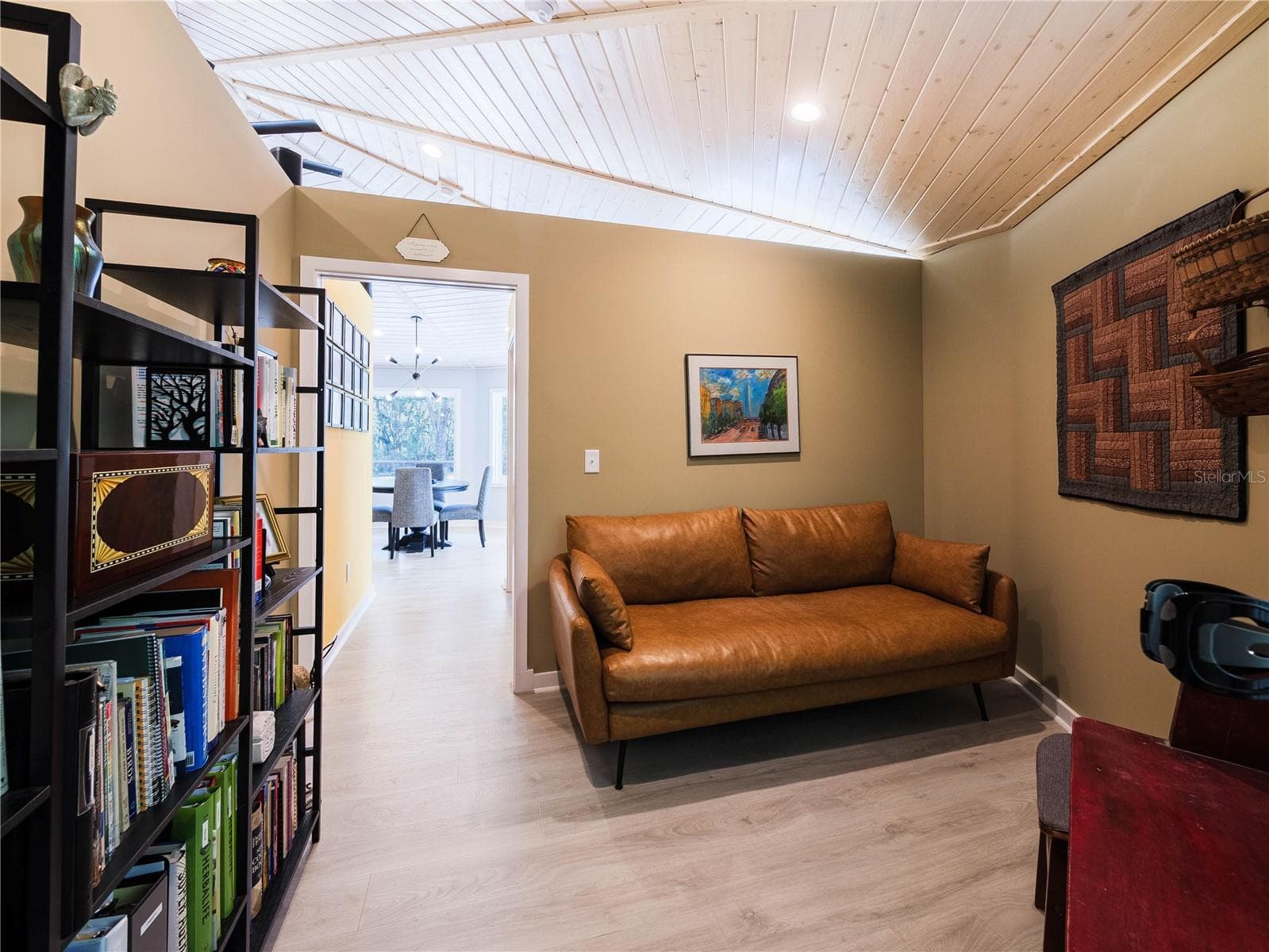 Guest suite - 13797 NE 199TH ST, WALDO