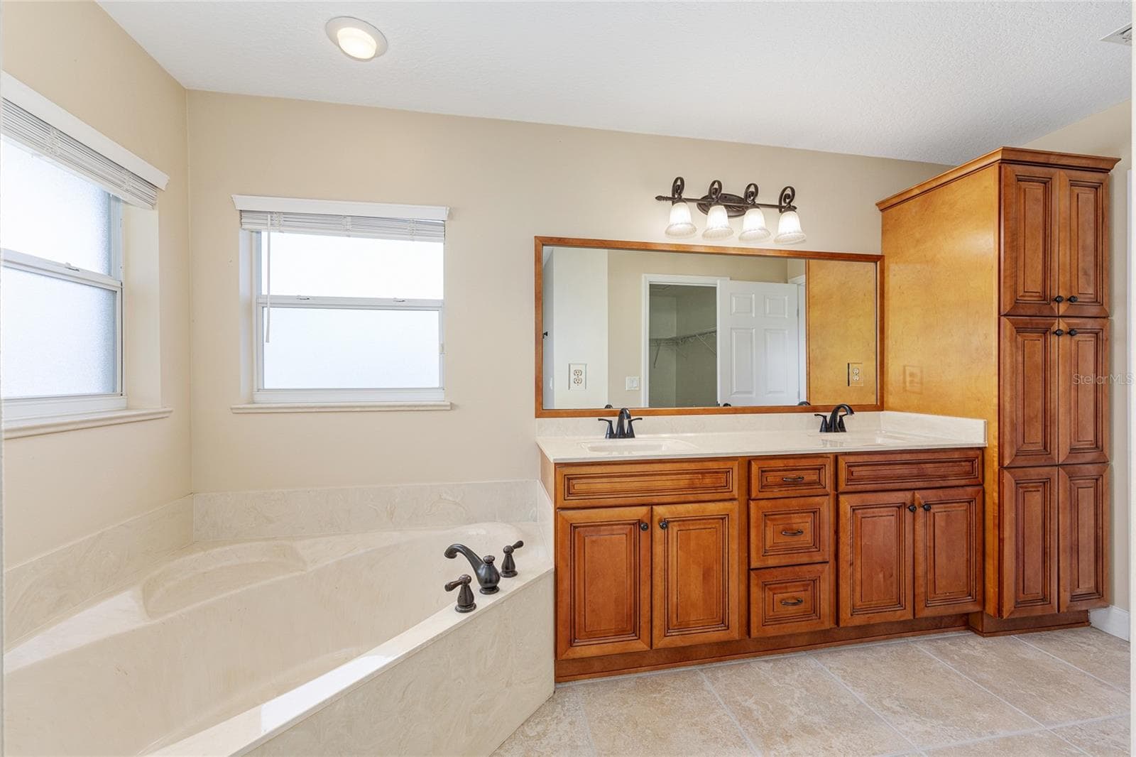 dual sinks - 915 SE 69TH AVE, OCALA