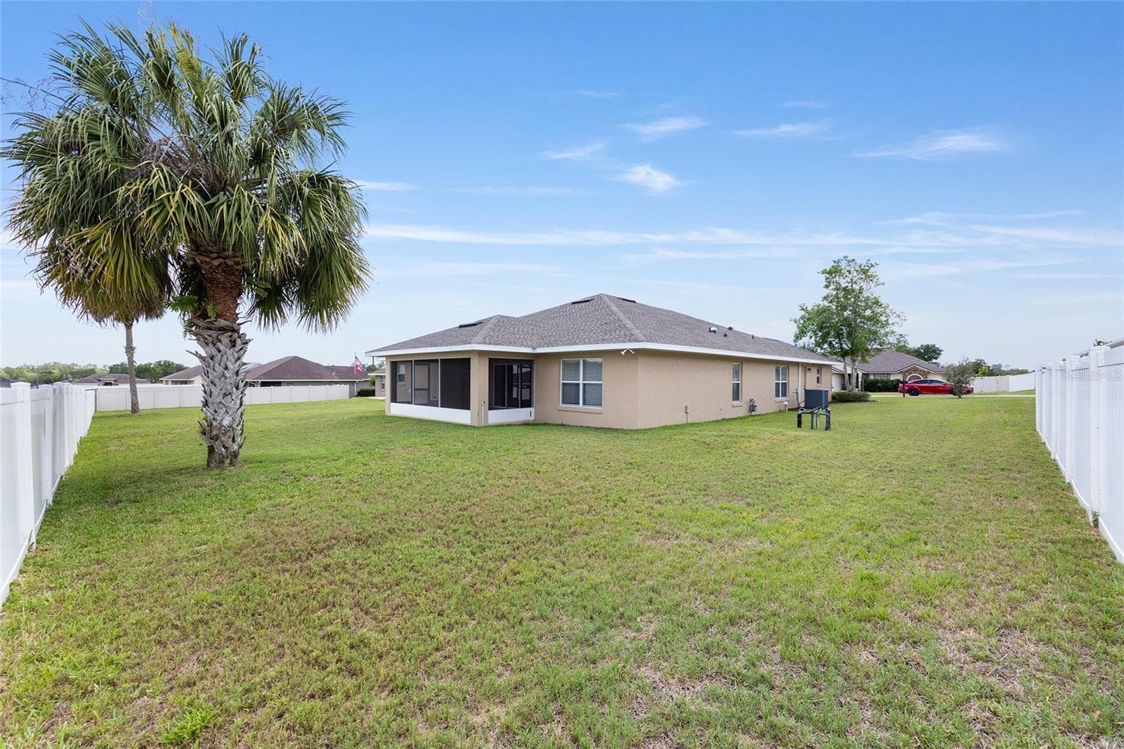 Nice backyard with irrigation well - 915 SE 69TH AVE, OCALA