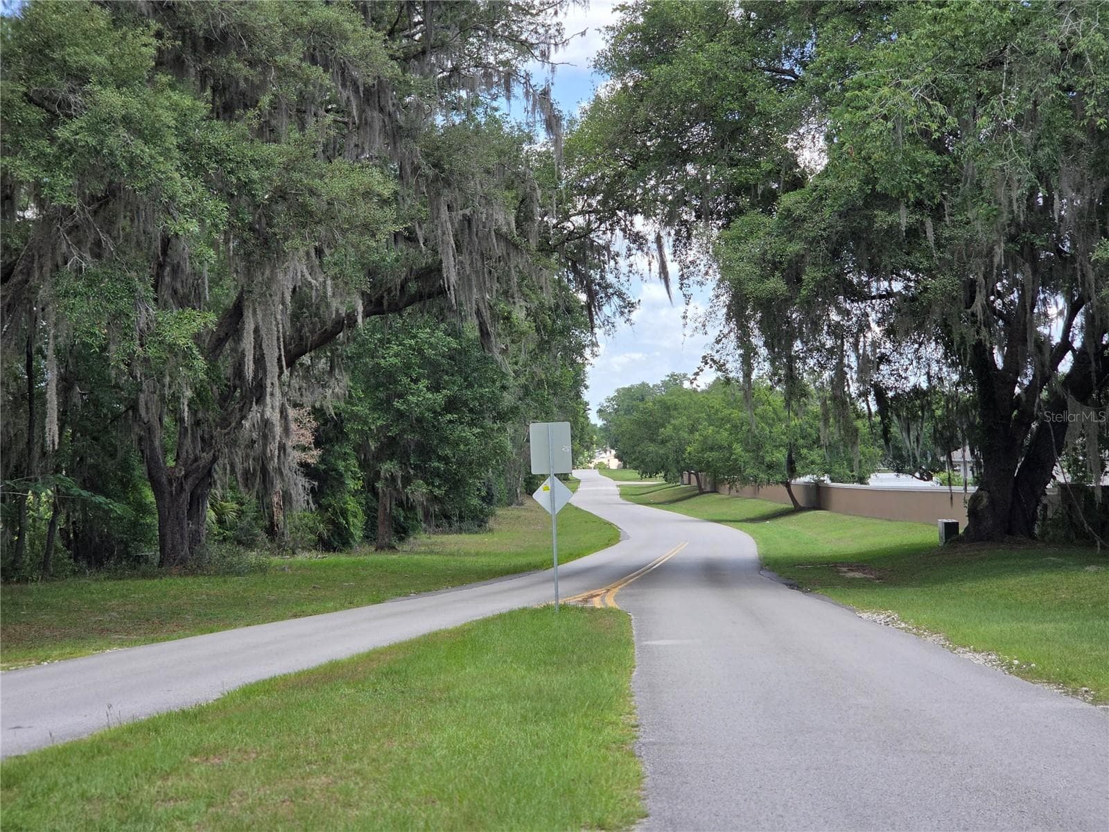 greets you - 915 SE 69TH AVE, OCALA