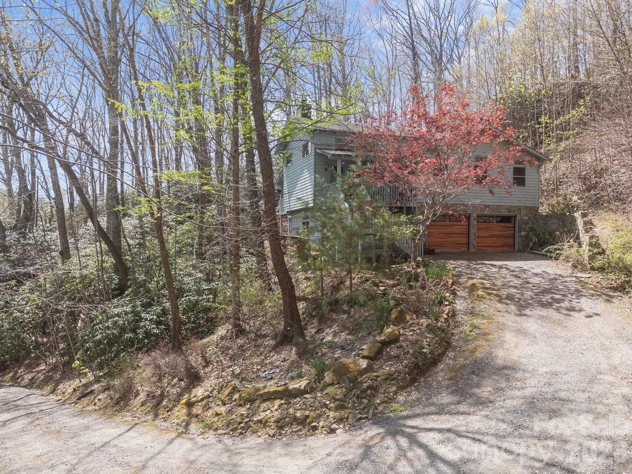 BEAUTIFUL MOUNTAIN SETTING - 63 Chestnut Forest Road, Fairview