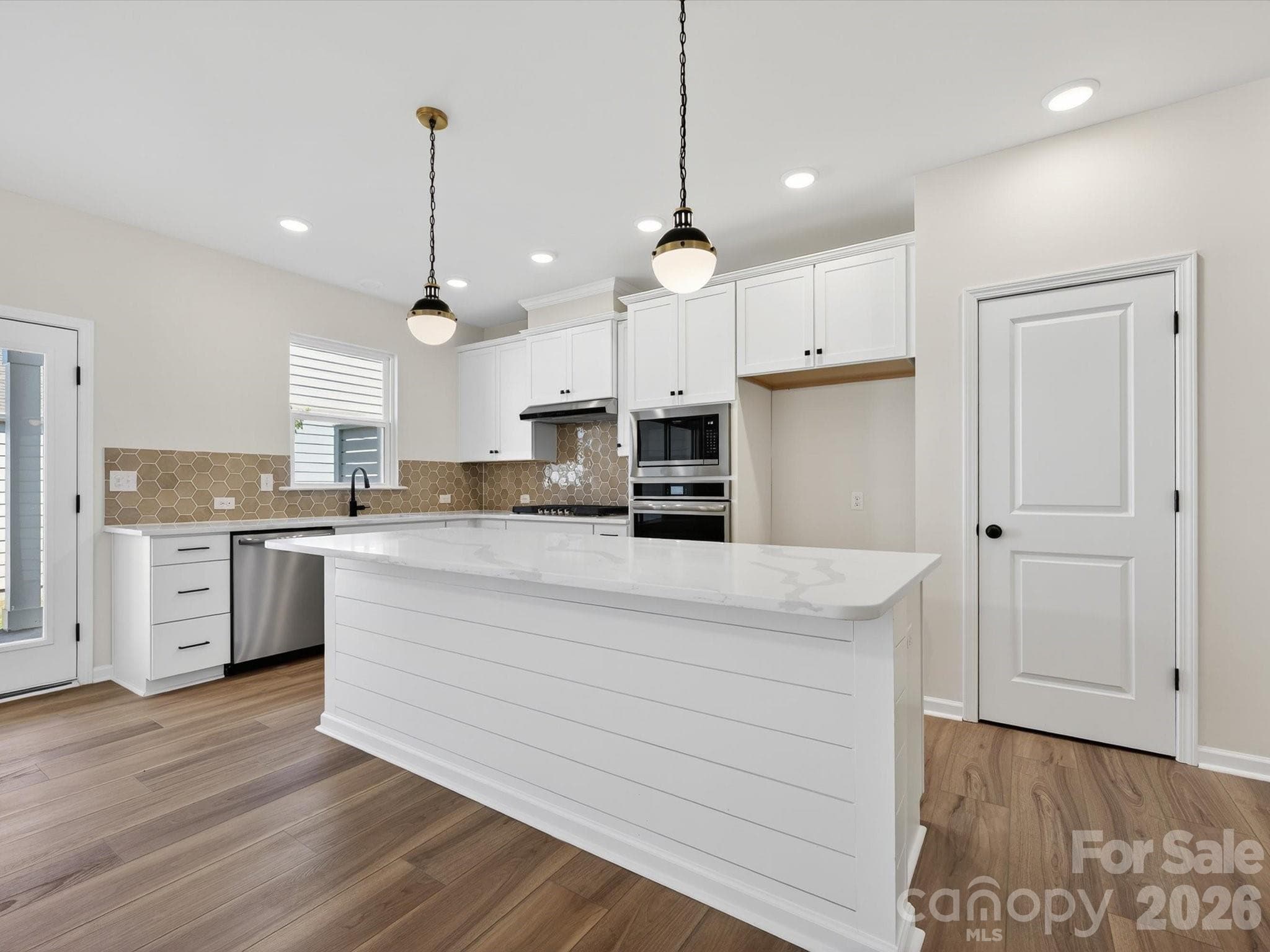 Gourmet Kitchen with Gas cooktop - Huntersville