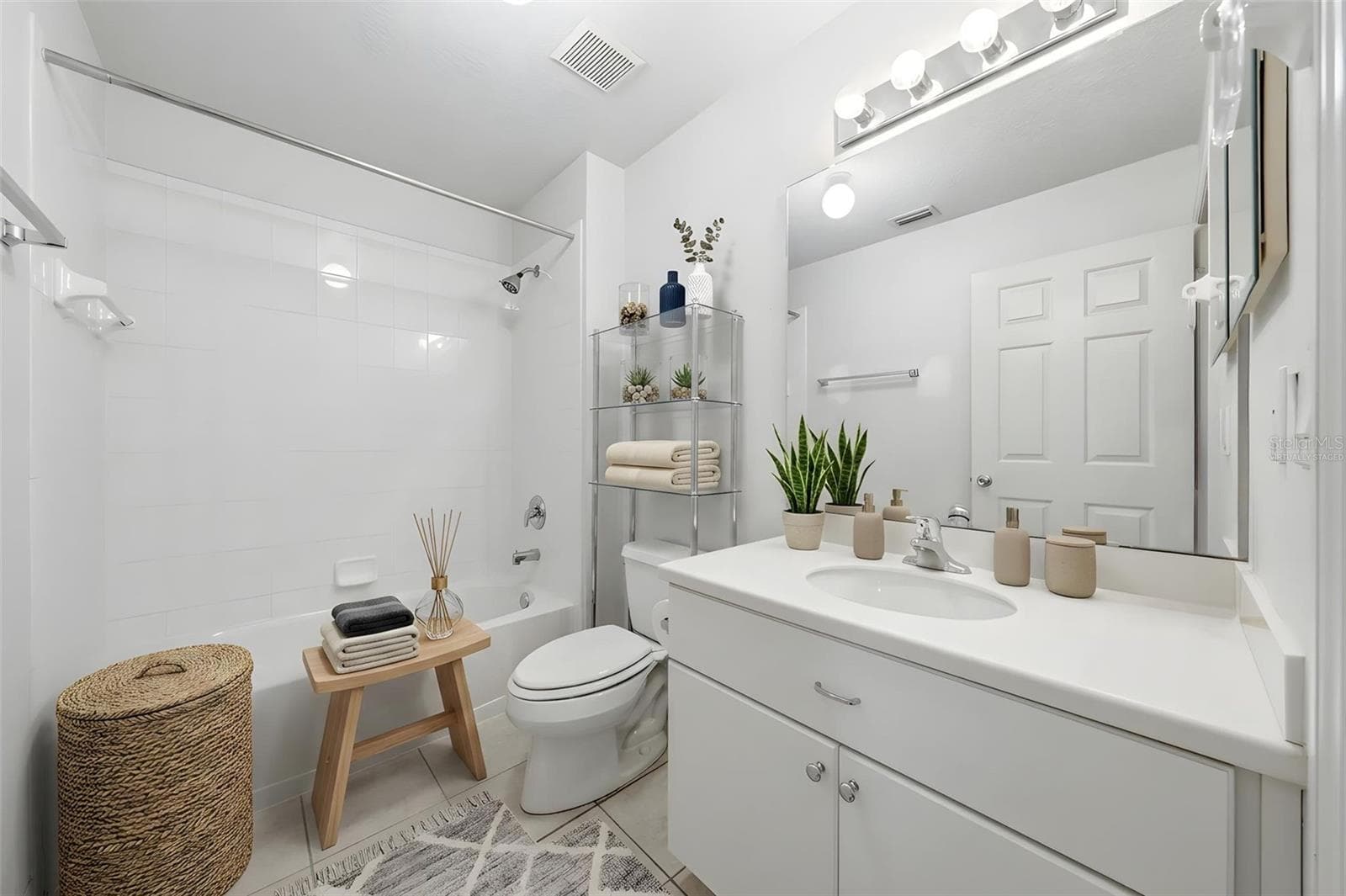 Guest Bathroom *Virtually Staged - 4962 RAINBOW TROUT RD, TAVARES