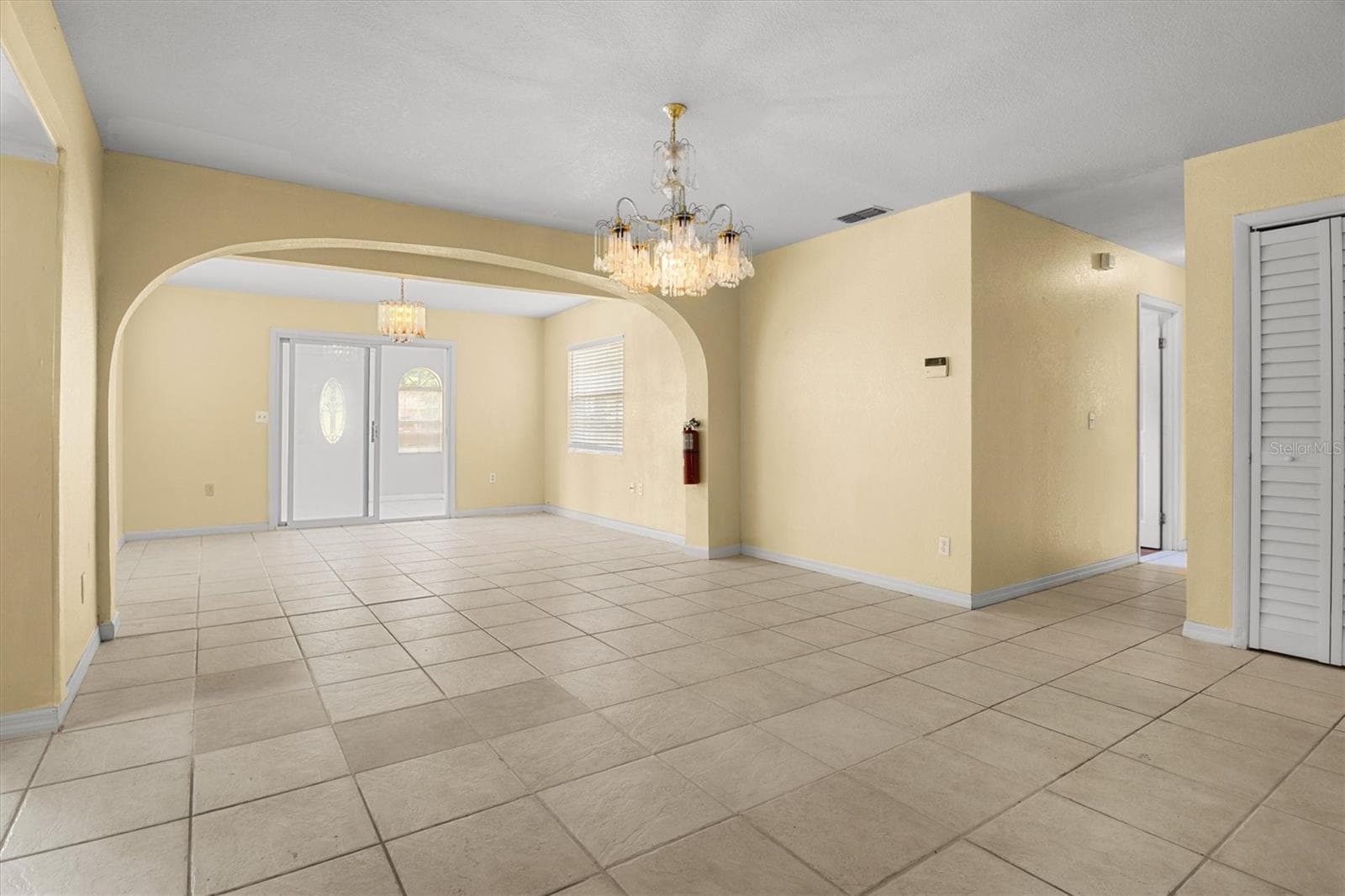 Dining room looking towards the front door. - 844 CHAMBERLAIN BLVD, WAUCHULA