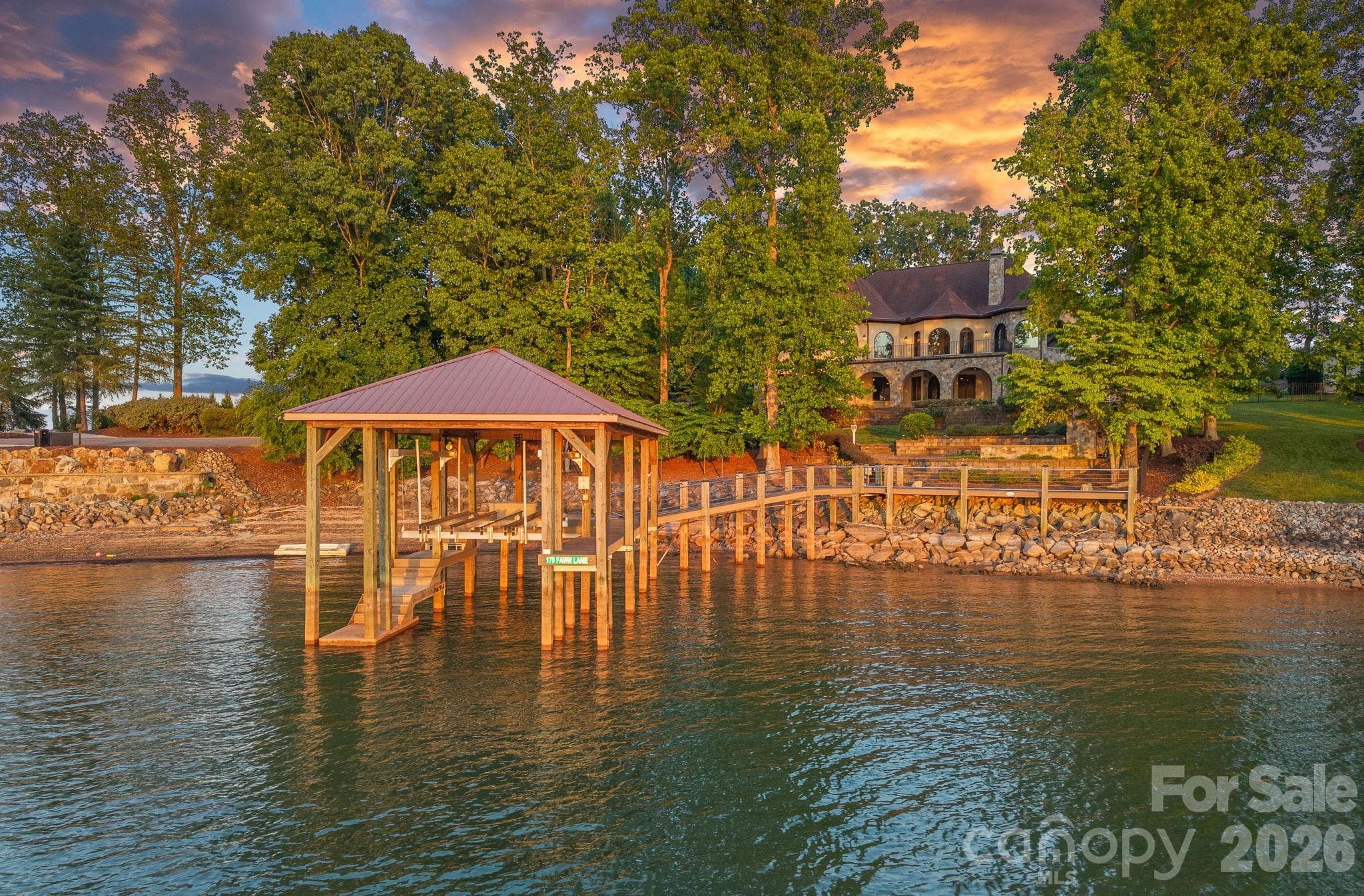 Stunning Waterfront Home - Mooresville