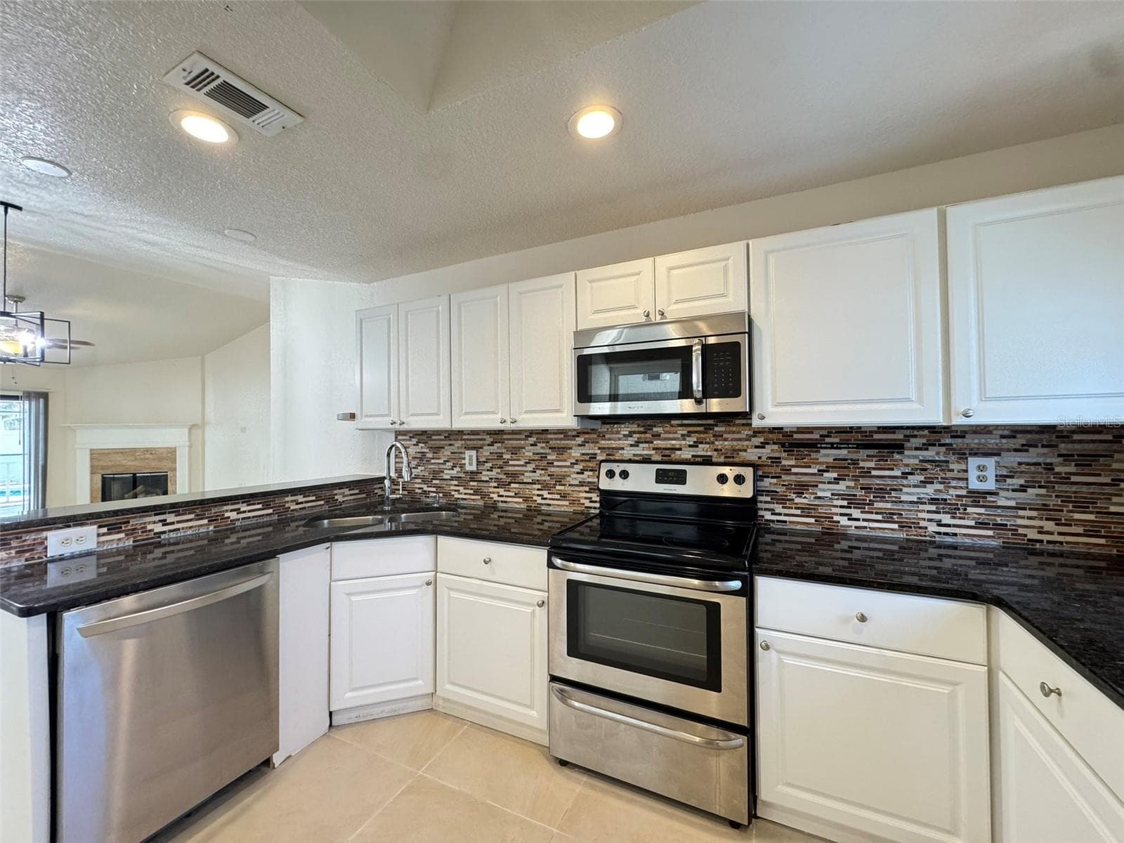 Single Family Residence at 14 YORK CT, KISSIMMEE, photo 4 of 14