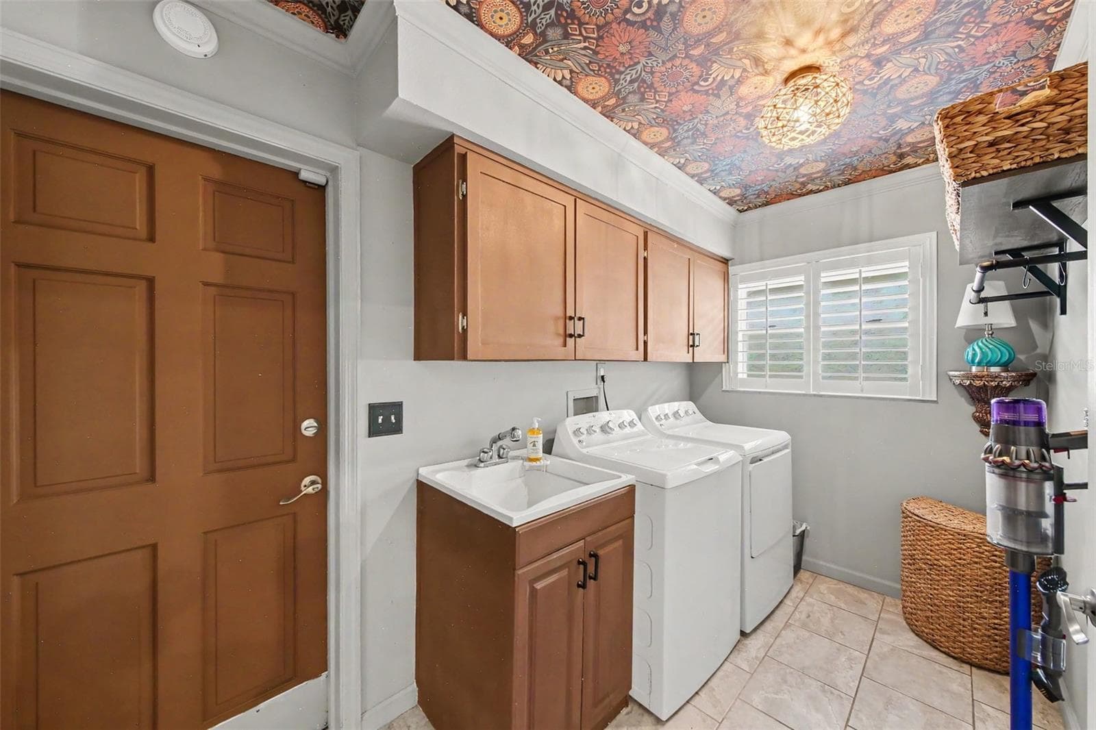 Laundry room (washer dryer included) - 2406 SWEETWATER COUNTRY CLUB DR, APOPKA