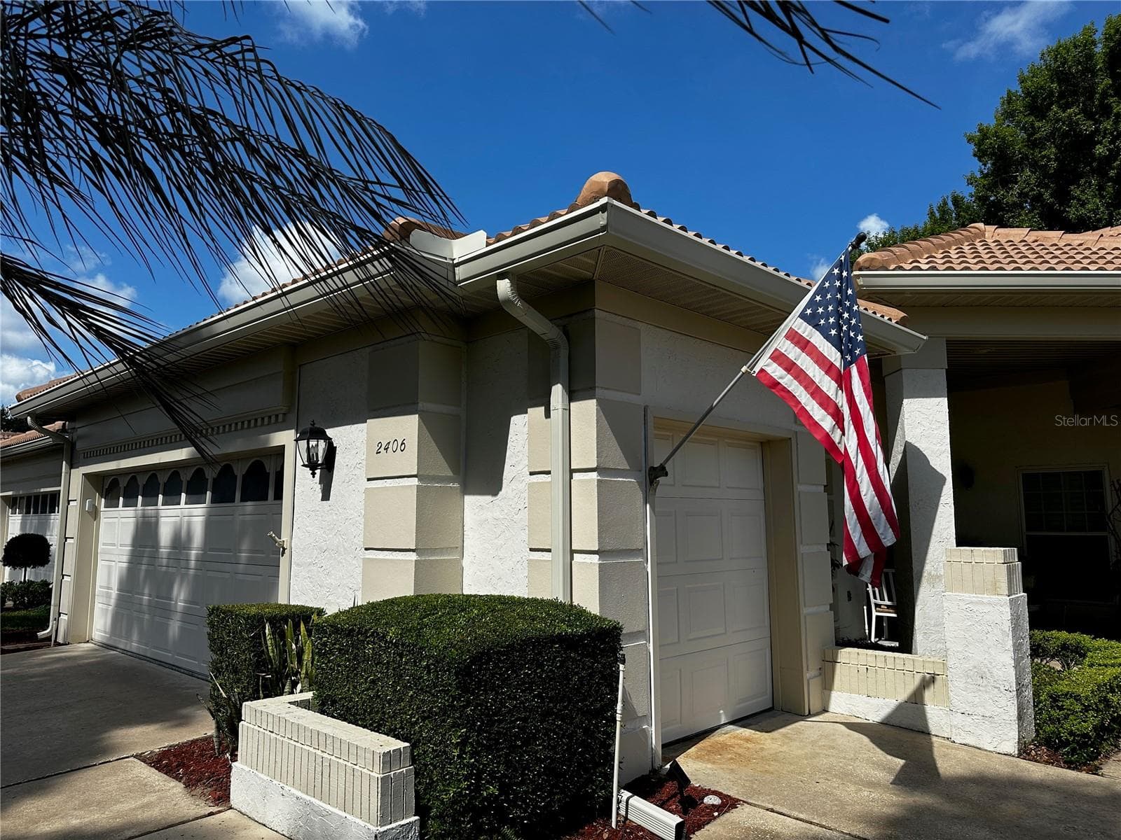 Extra side entry golf cart garage! - 2406 SWEETWATER COUNTRY CLUB DR, APOPKA