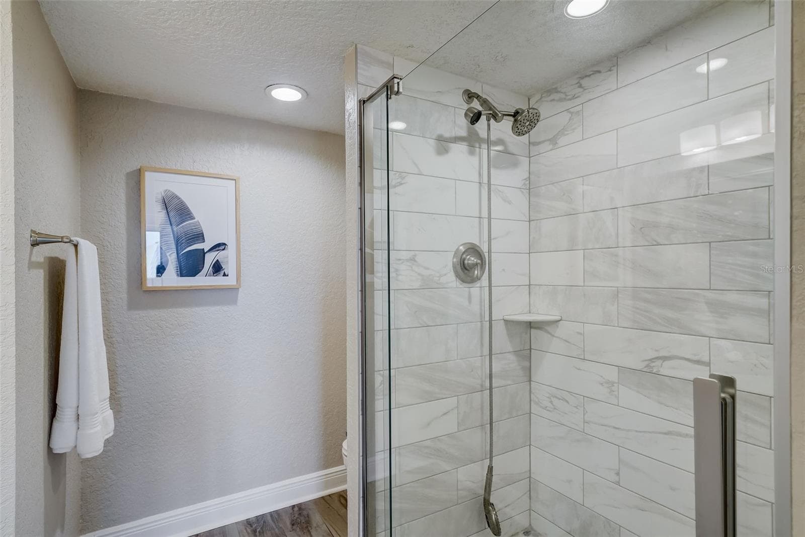 Guest Shower - 6 BELLEVIEW BLVD #101, BELLEAIR