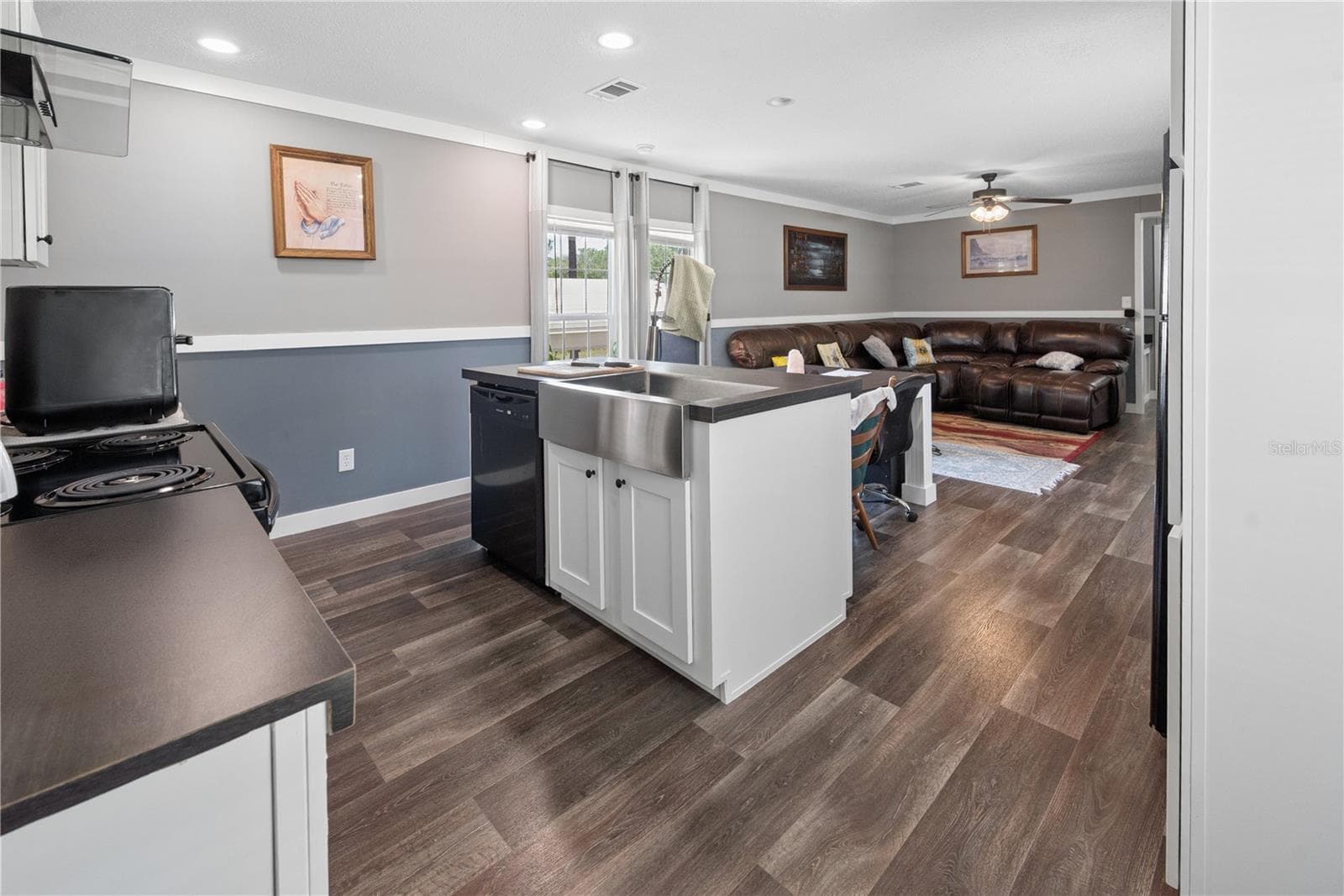Manufactured Home at 191 NE 136TH CT, WILLISTON, photo 10 of 33