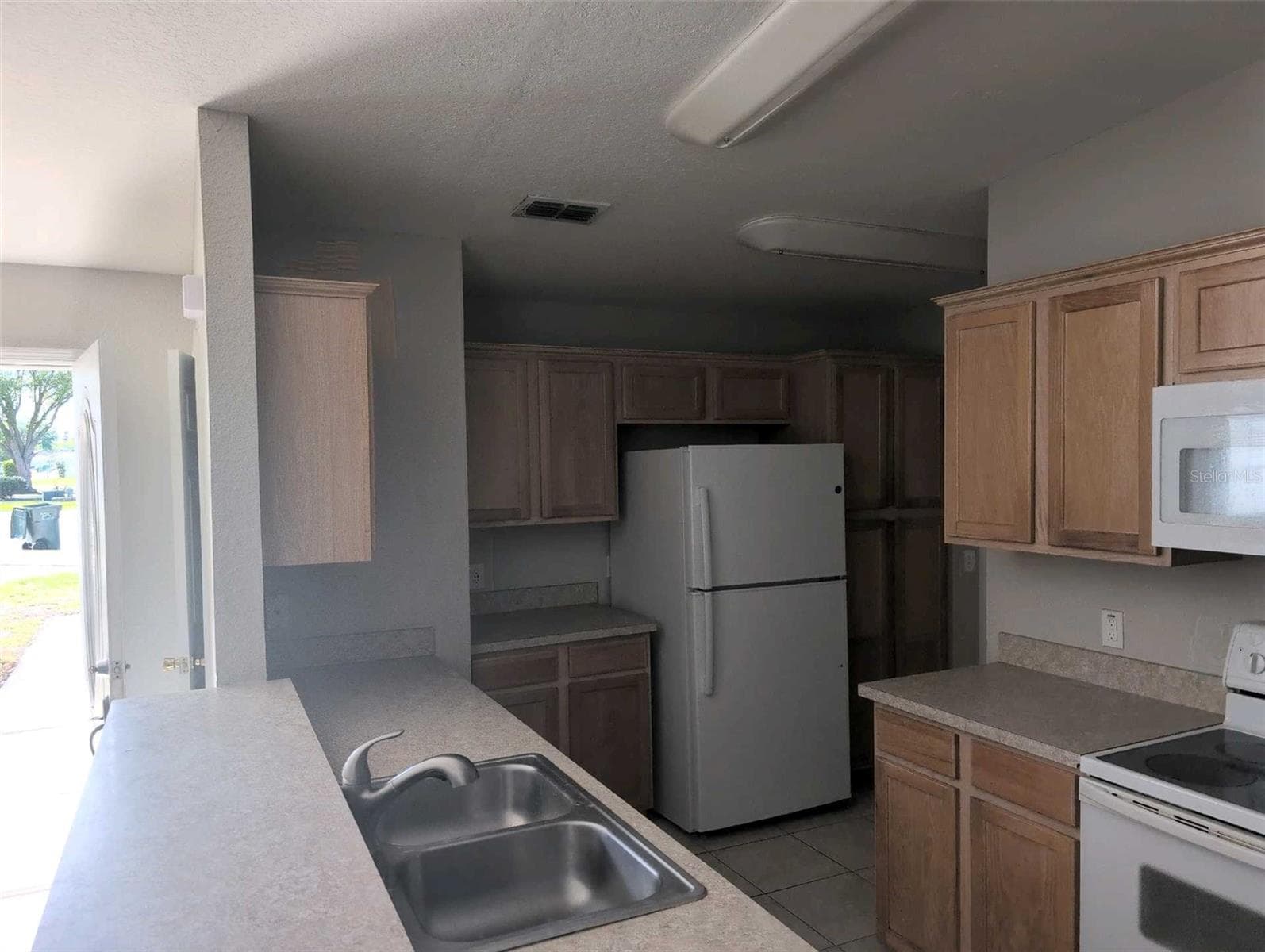 Single Family Residence at 2145 SANDY HOOK, LAKELAND, photo 5 of 8