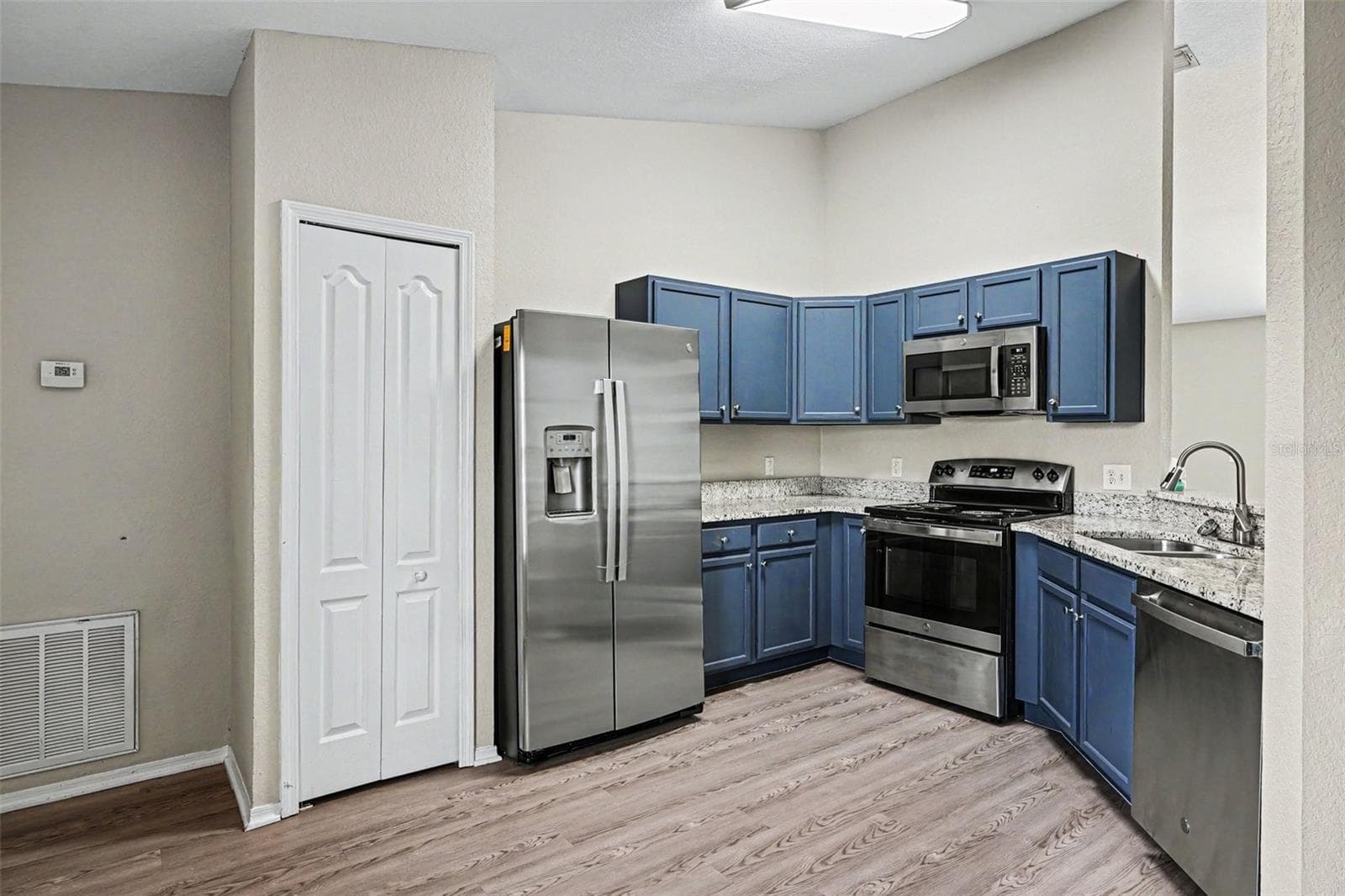 Single Family Residence at 8187 WOODVINE CIR, LAKELAND, photo 4 of 16