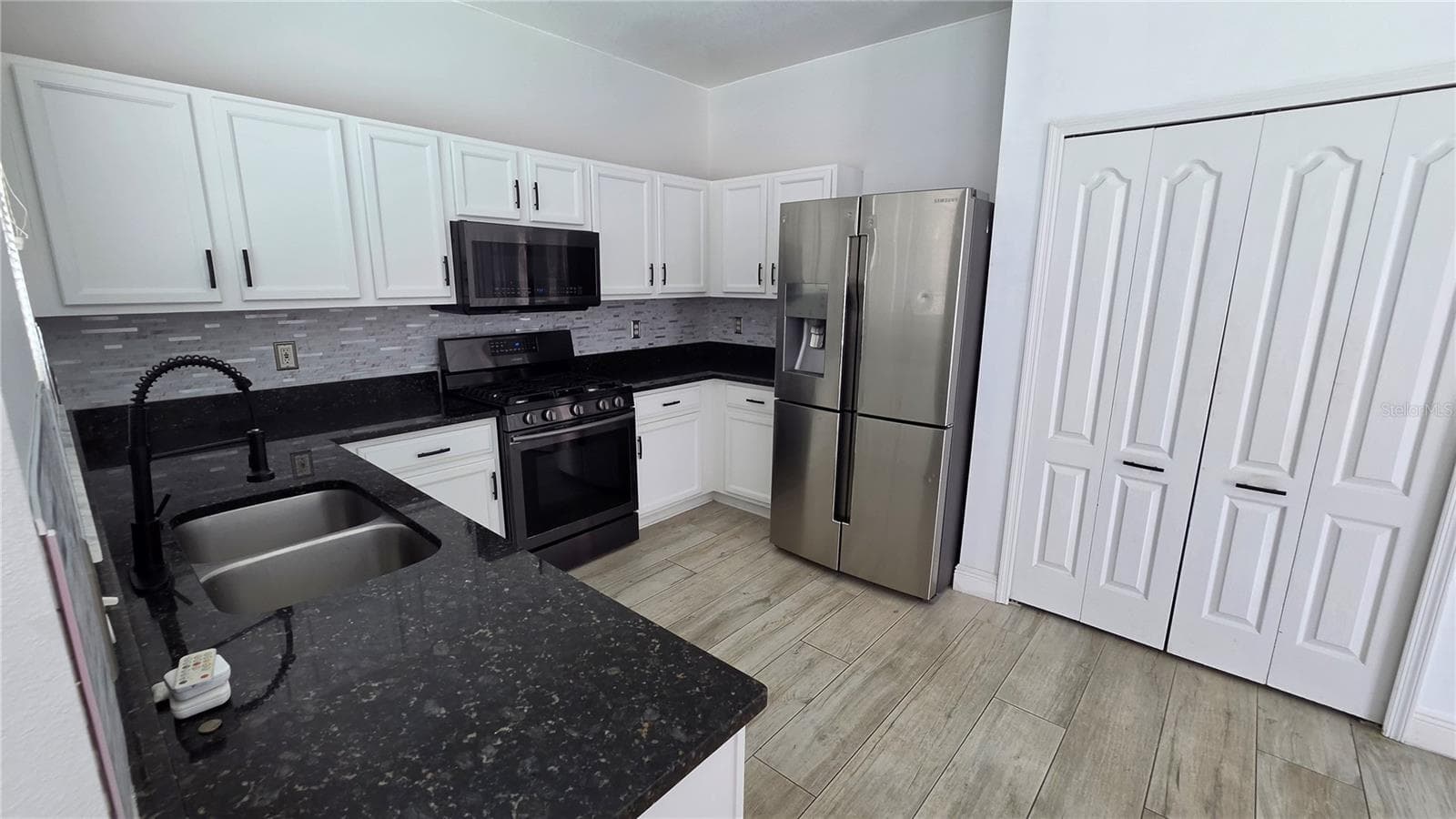 Single Family Residence at 10422 GLEN WILLOW LN, TAMPA, photo 10 of 46