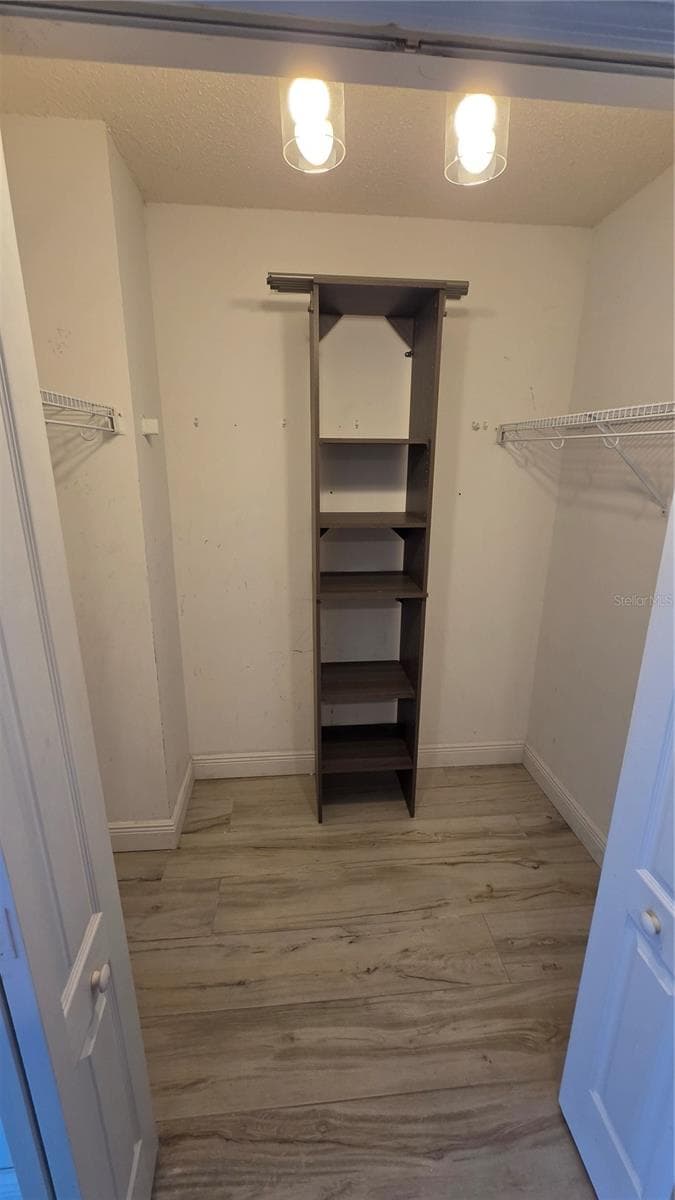 His closet - 10422 GLEN WILLOW LN, TAMPA