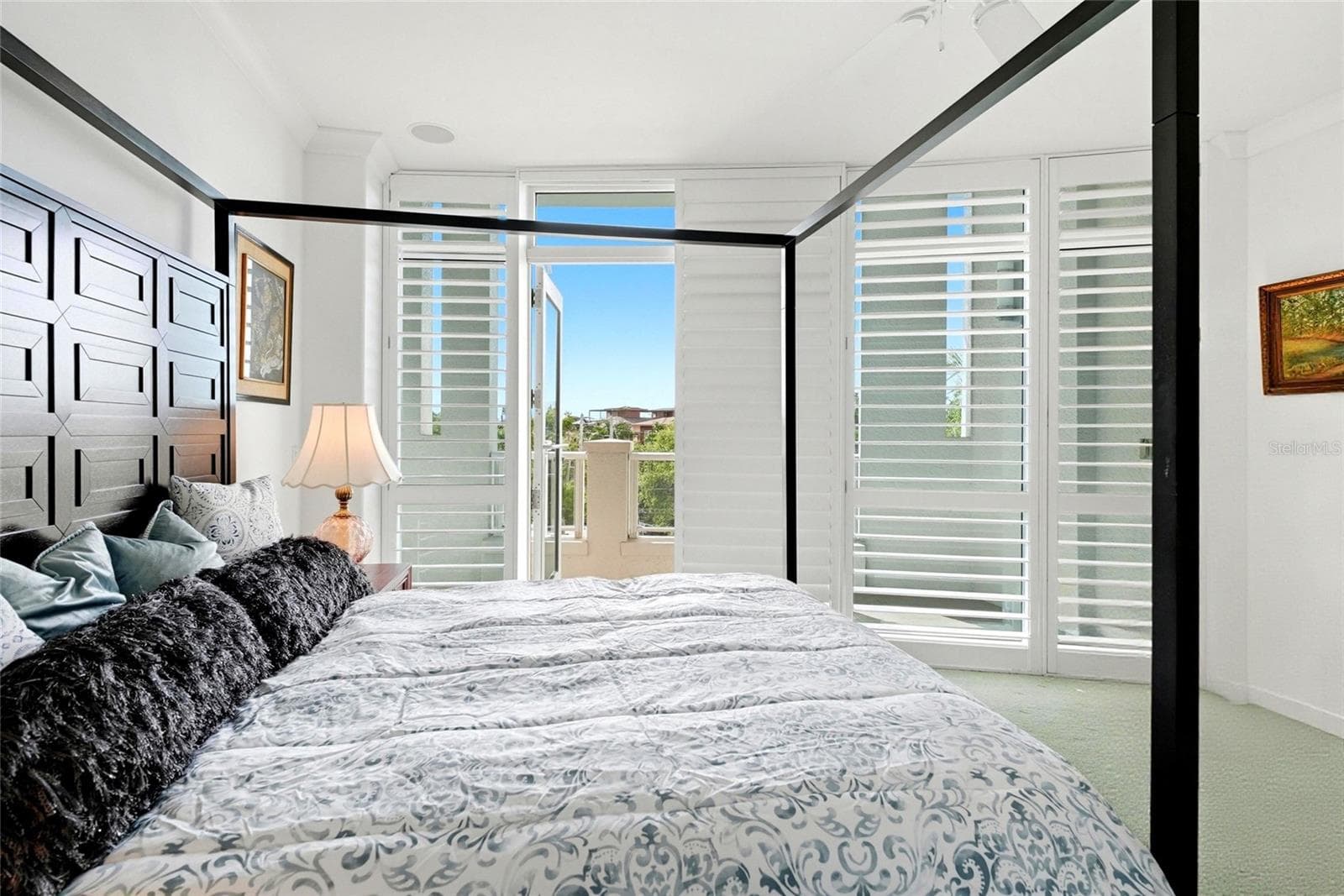 Guest bedroom with large balcony - 400 BEACH DR NE #401, ST PETERSBURG
