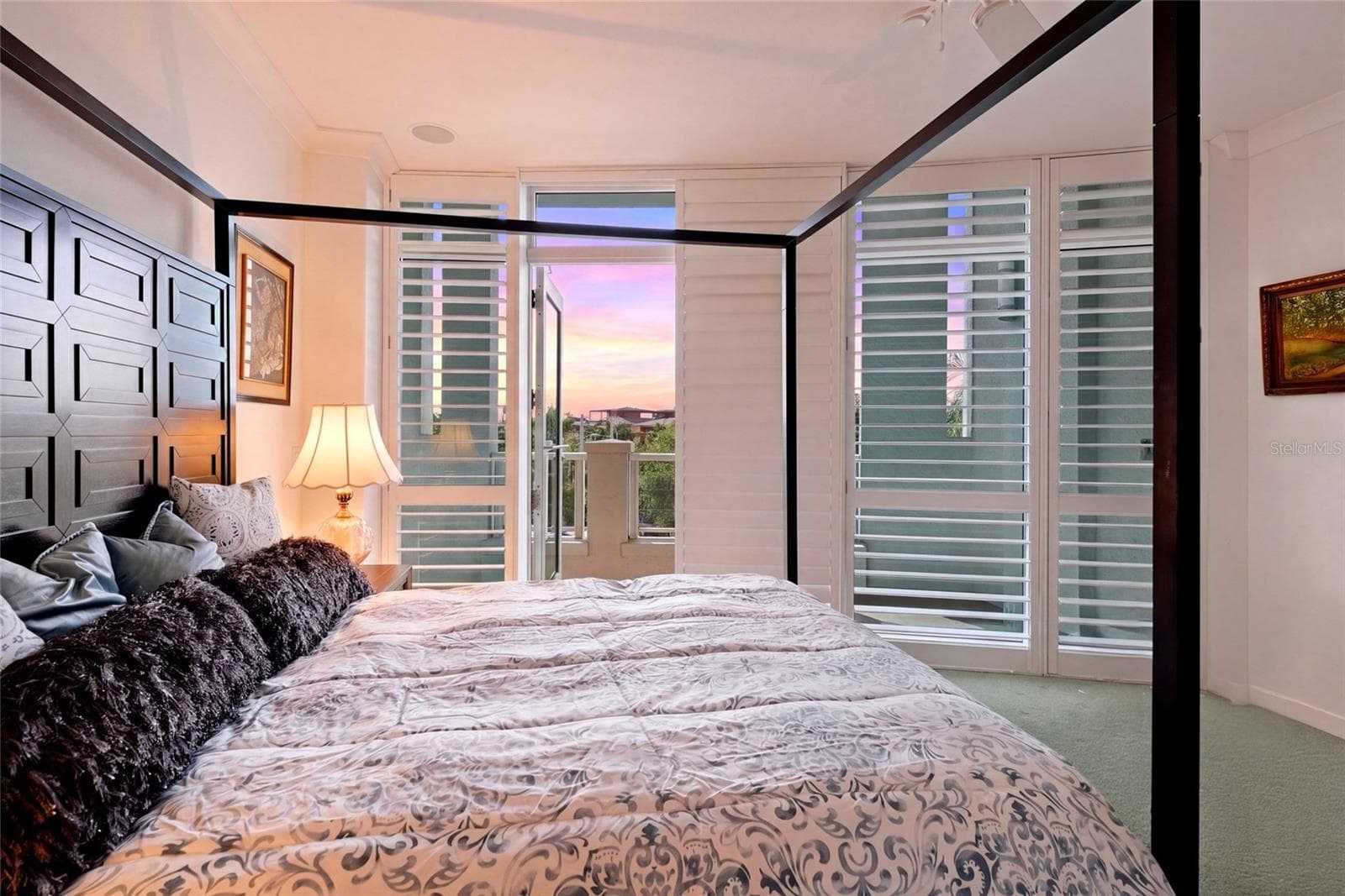 Guest bedroom with large balcony - 400 BEACH DR NE #401, ST PETERSBURG