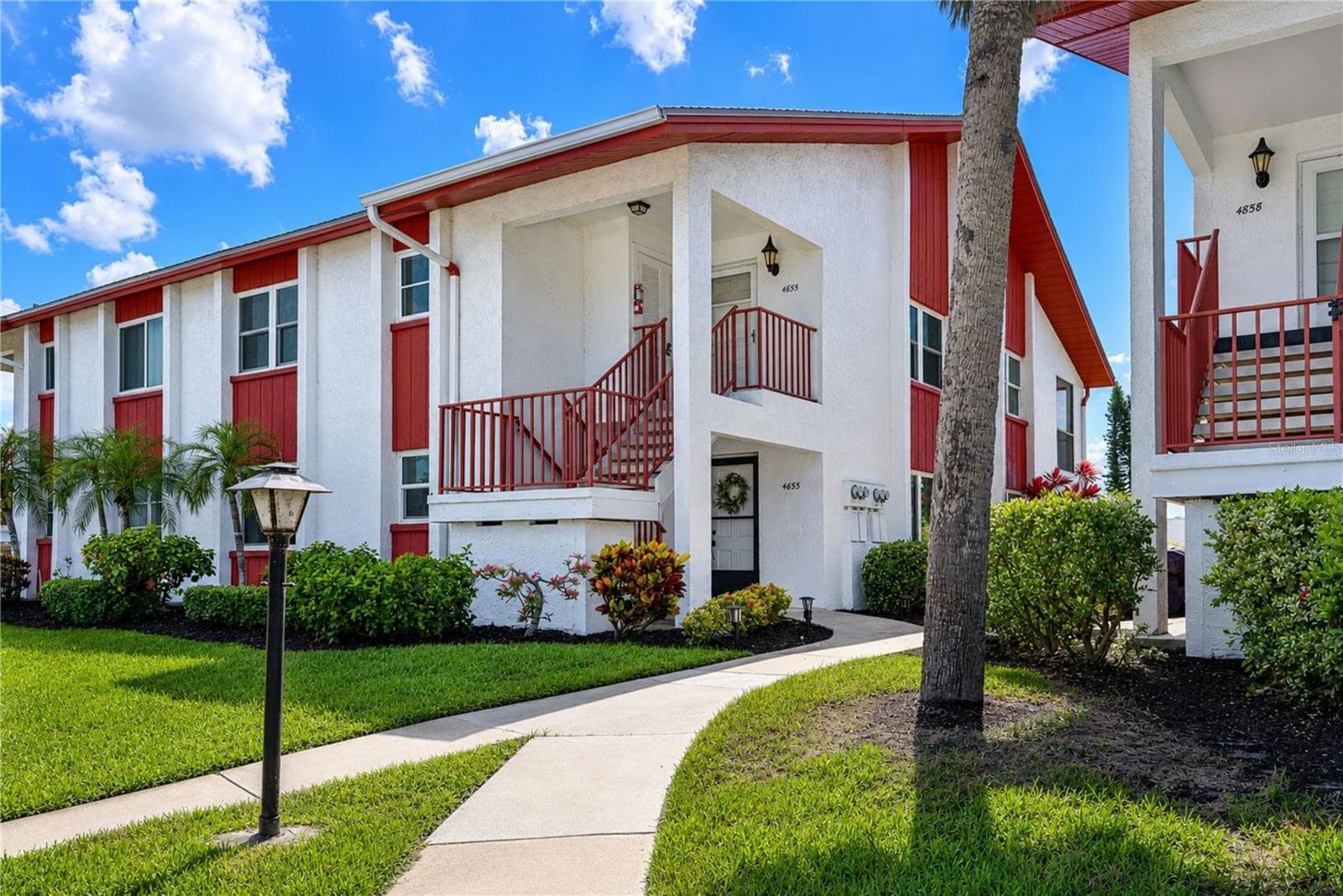 First floor end unit on lake - 4853 INDEPENDENCE DR, BRADENTON