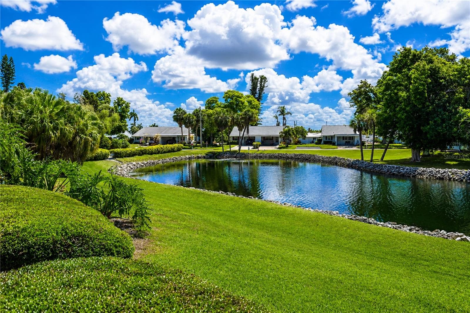 Lovely landscaping and lawn area - 4853 INDEPENDENCE DR, BRADENTON