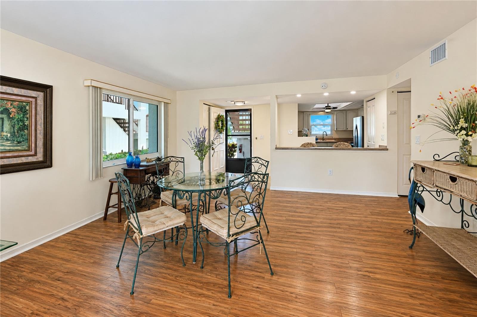 Plenty of room for larger dinner parties too - 4853 INDEPENDENCE DR, BRADENTON