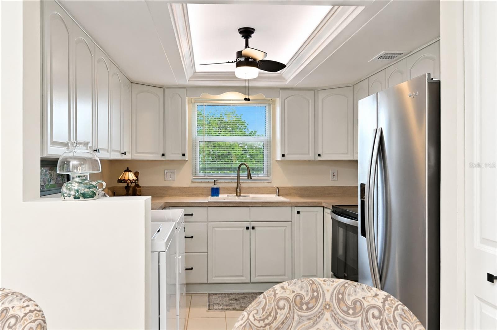 Kitchen features a stainless appliance suite - 4853 INDEPENDENCE DR, BRADENTON