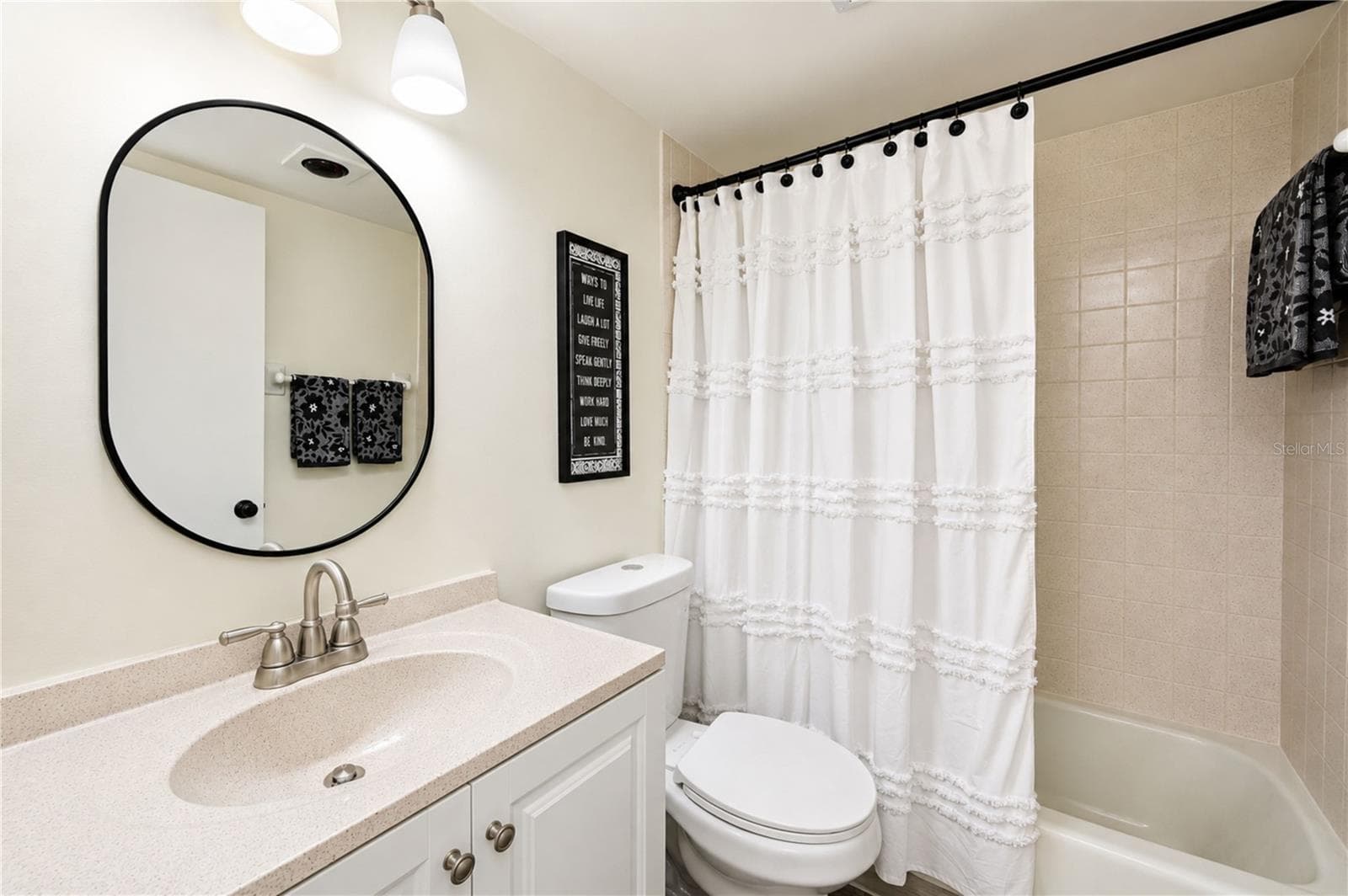 The adjacent secondary bathroom is nicely updated - 4853 INDEPENDENCE DR, BRADENTON