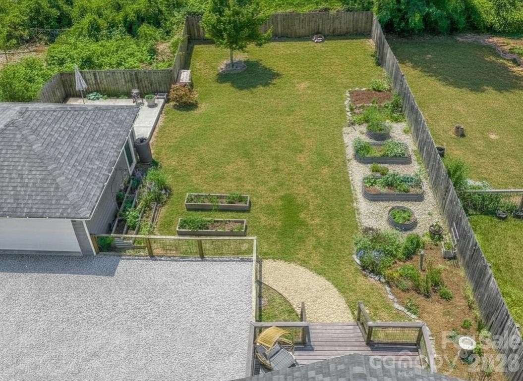 Beauitful, flat and fenced back yard - Asheville