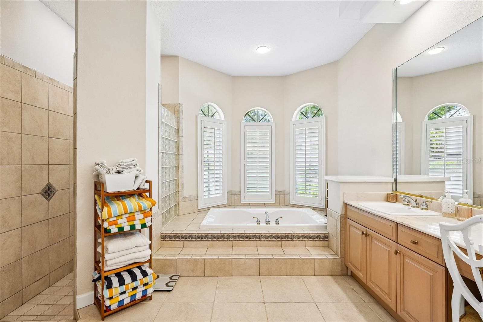 Garden jet bathtub - 9039 WATERASH LN N, PINELLAS PARK