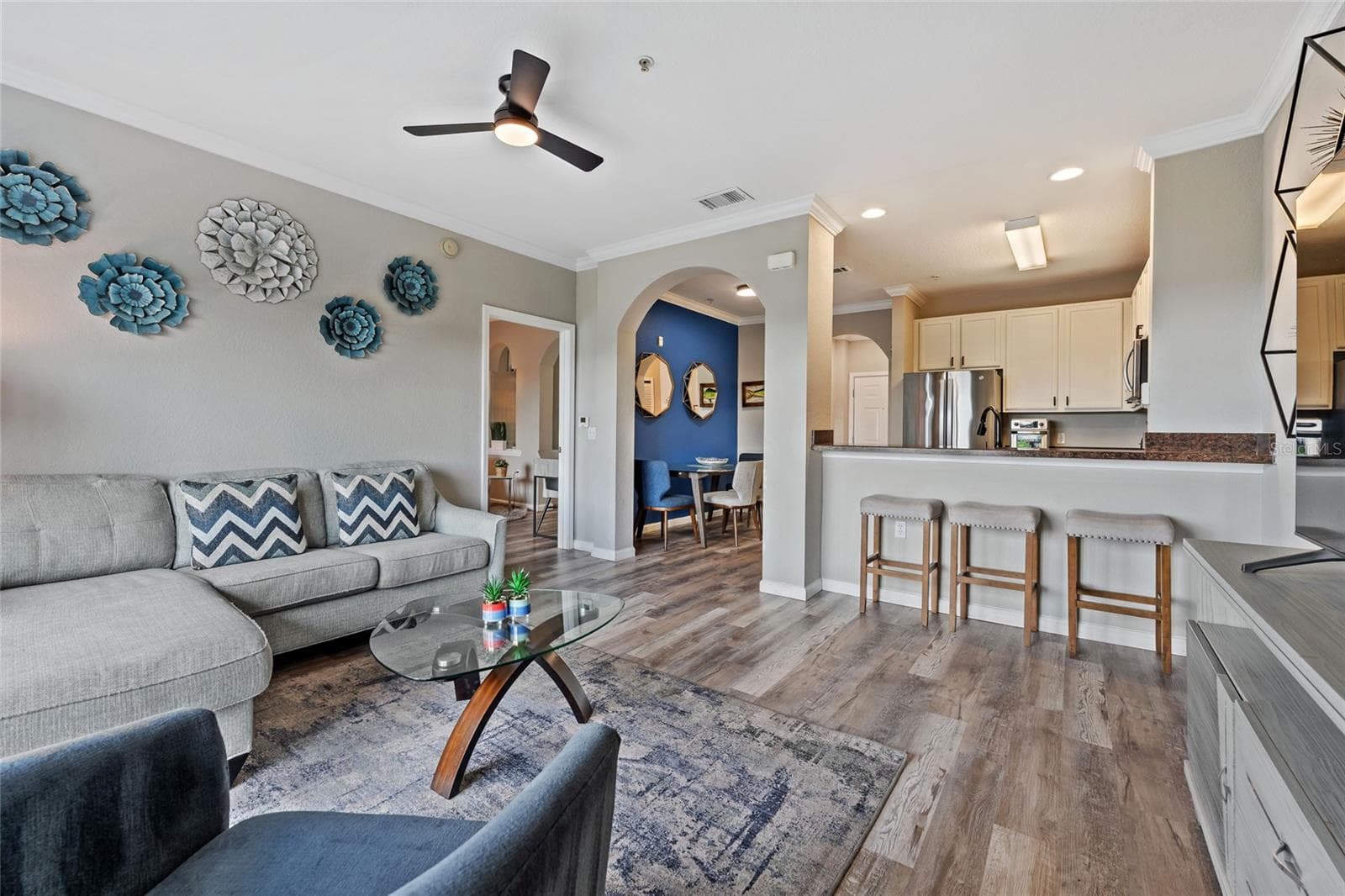 Living room, primary suite on left, kitchen and dining area - 14200 AVALON RD #409, WINTER GARDEN