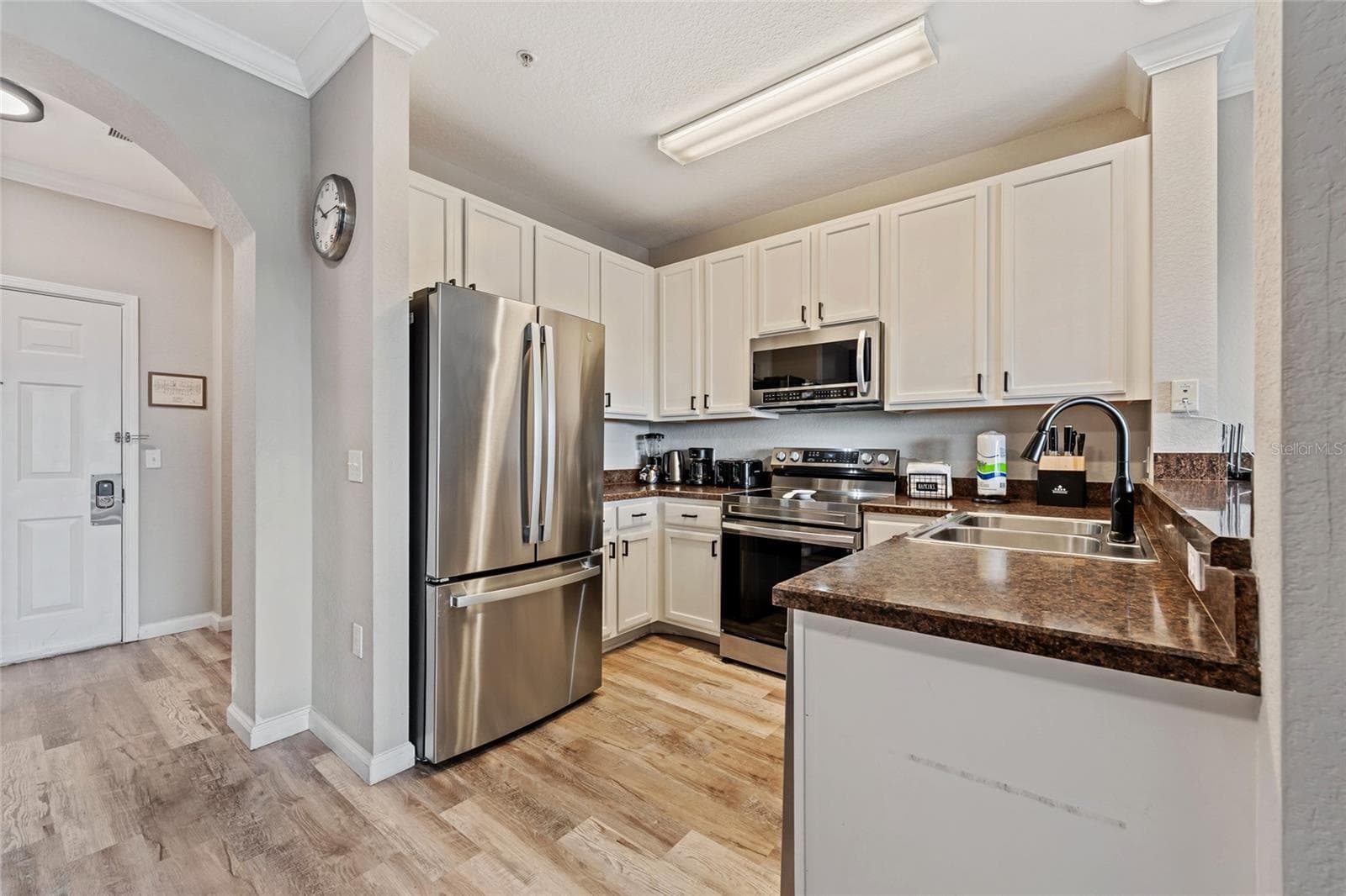Dining area looking into kitchen - 14200 AVALON RD #409, WINTER GARDEN