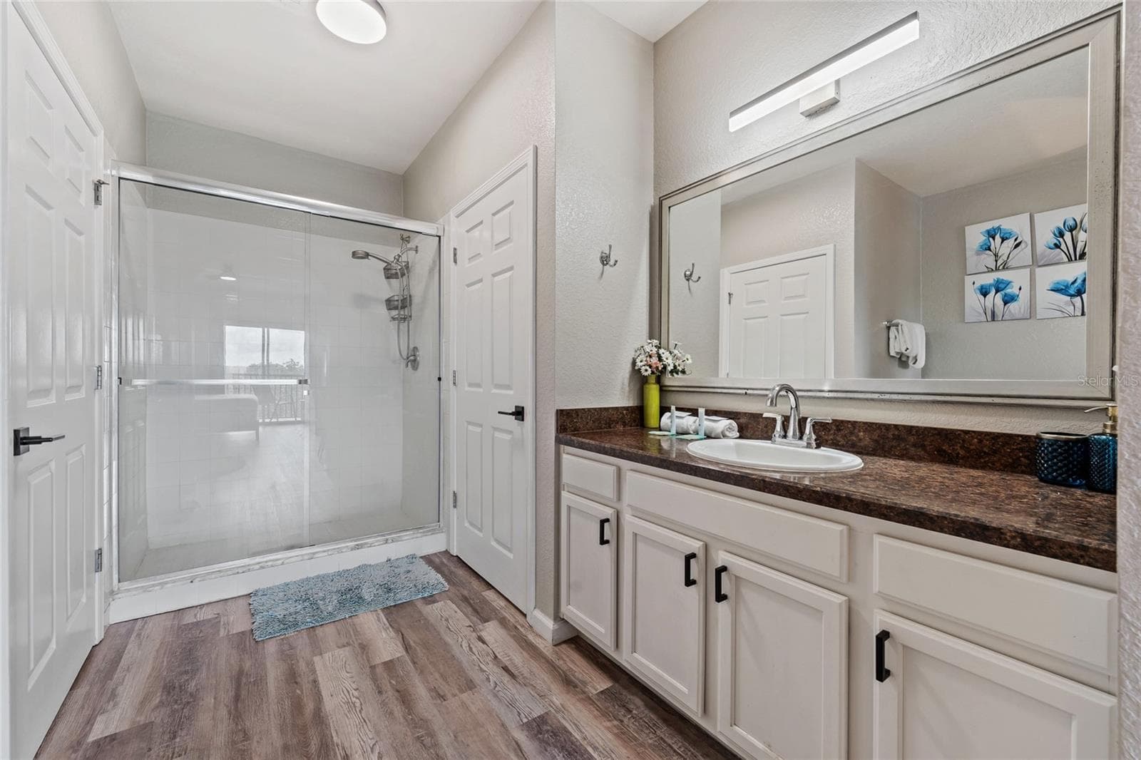 Ensuite, vanity, private toilet, large linen closet, shower - 14200 AVALON RD #409, WINTER GARDEN