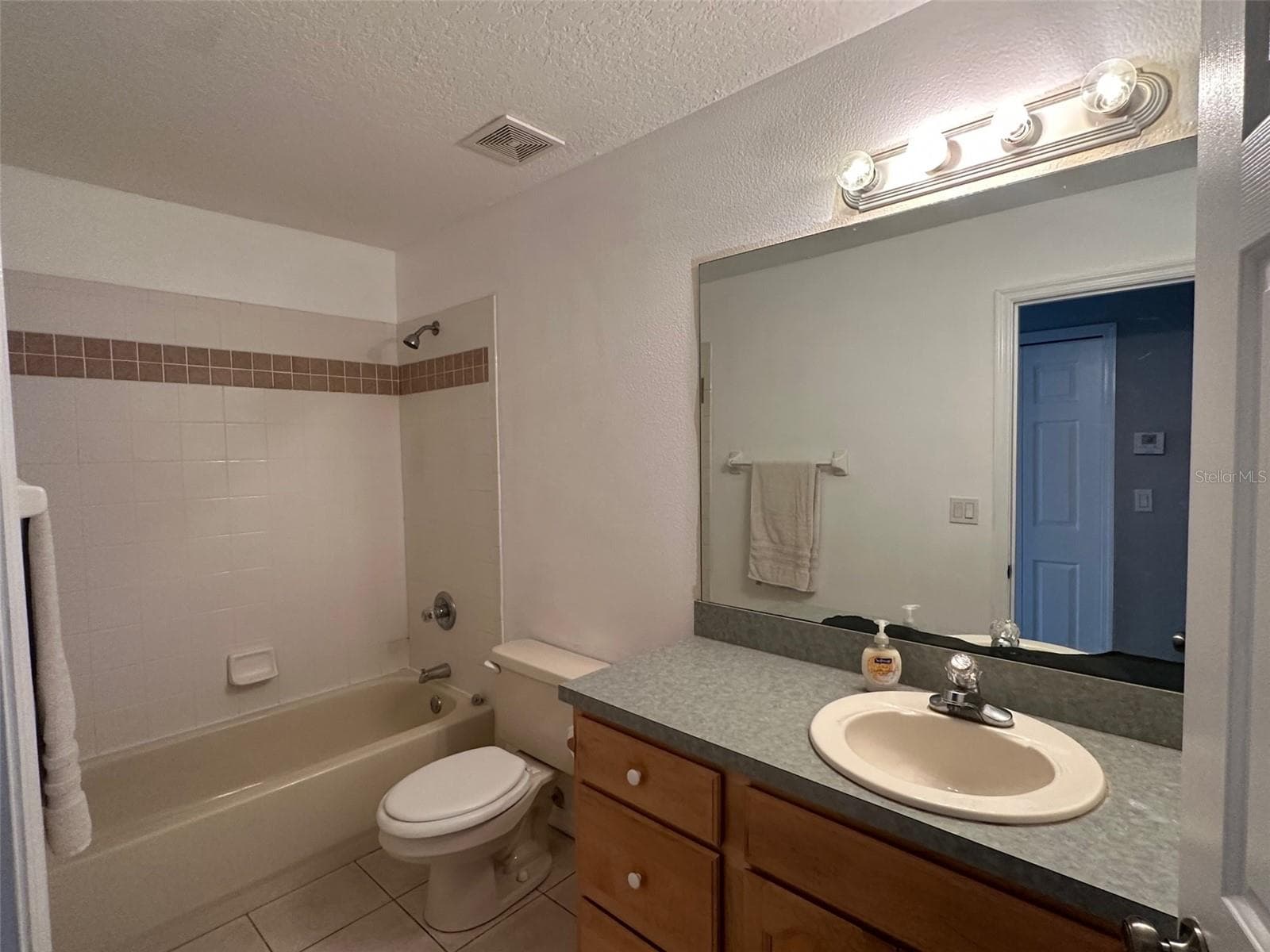 Bathroom w tub - 601 E 2ND AVE, NEW SMYRNA BEACH