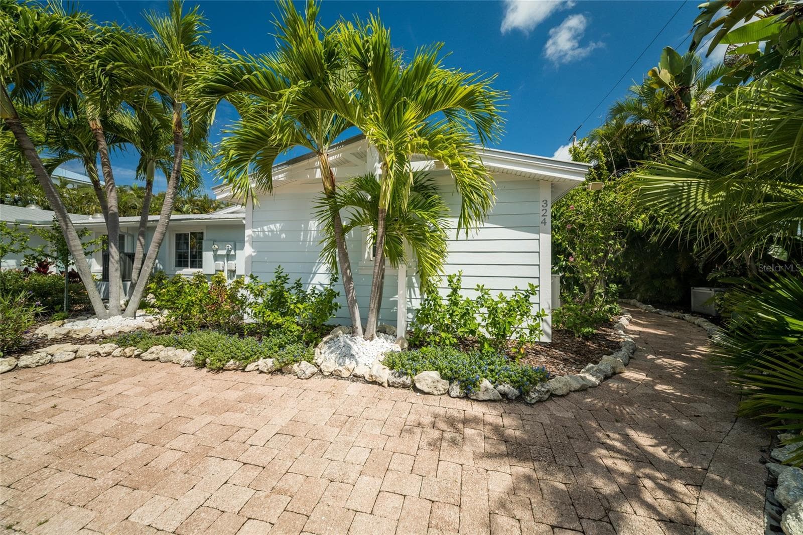 Beautiful landscaping w/ irrigation - 324 64TH ST, HOLMES BEACH