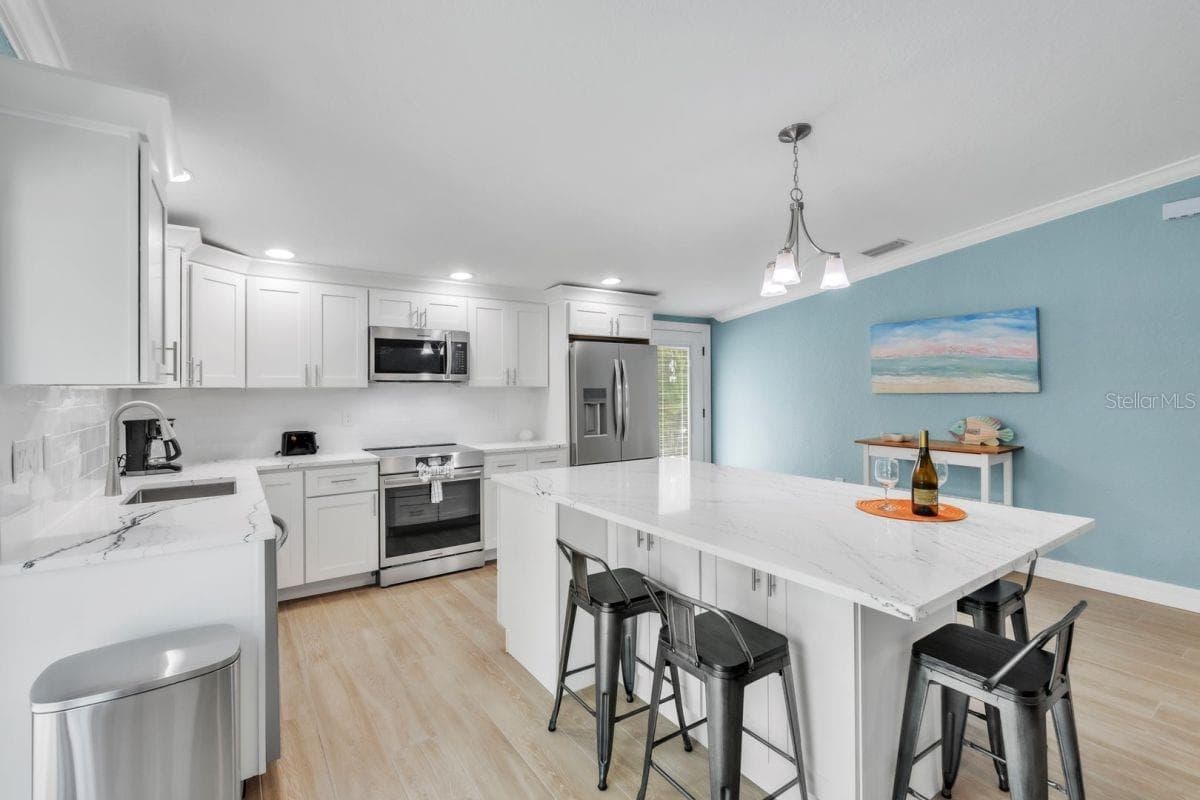Light and bright kitchen w/ deluxe kitchen island w/ seating and storage - 324 64TH ST, HOLMES BEACH