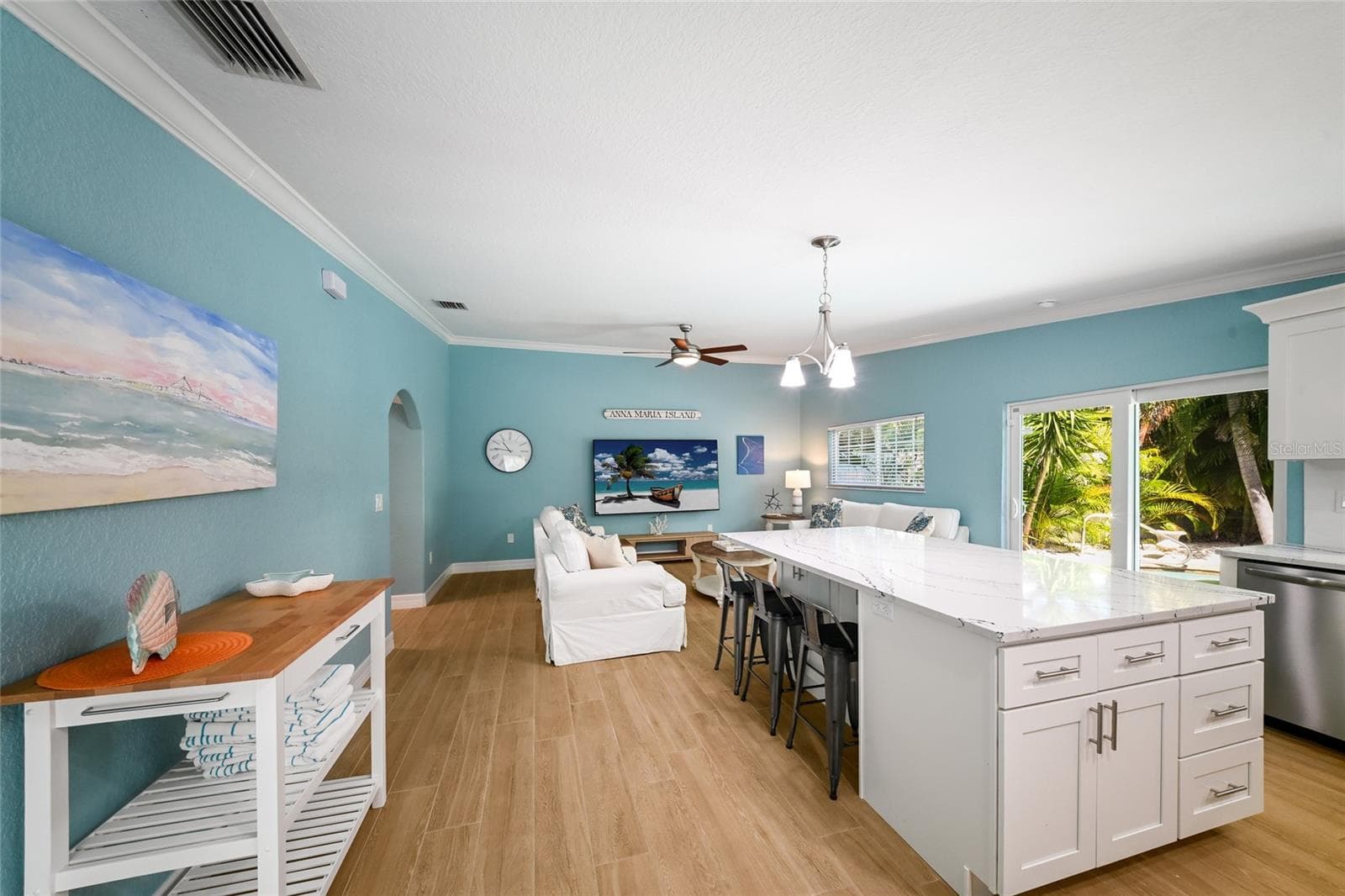 Great room w/ vaulted ceilings and crown molding - 324 64TH ST, HOLMES BEACH