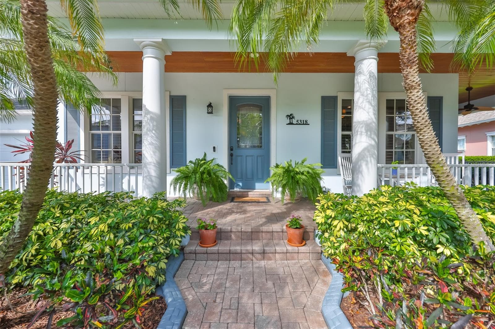 Welcoming Southern-style wrap around porch - 5318 LOON NEST CT, APOLLO BEACH