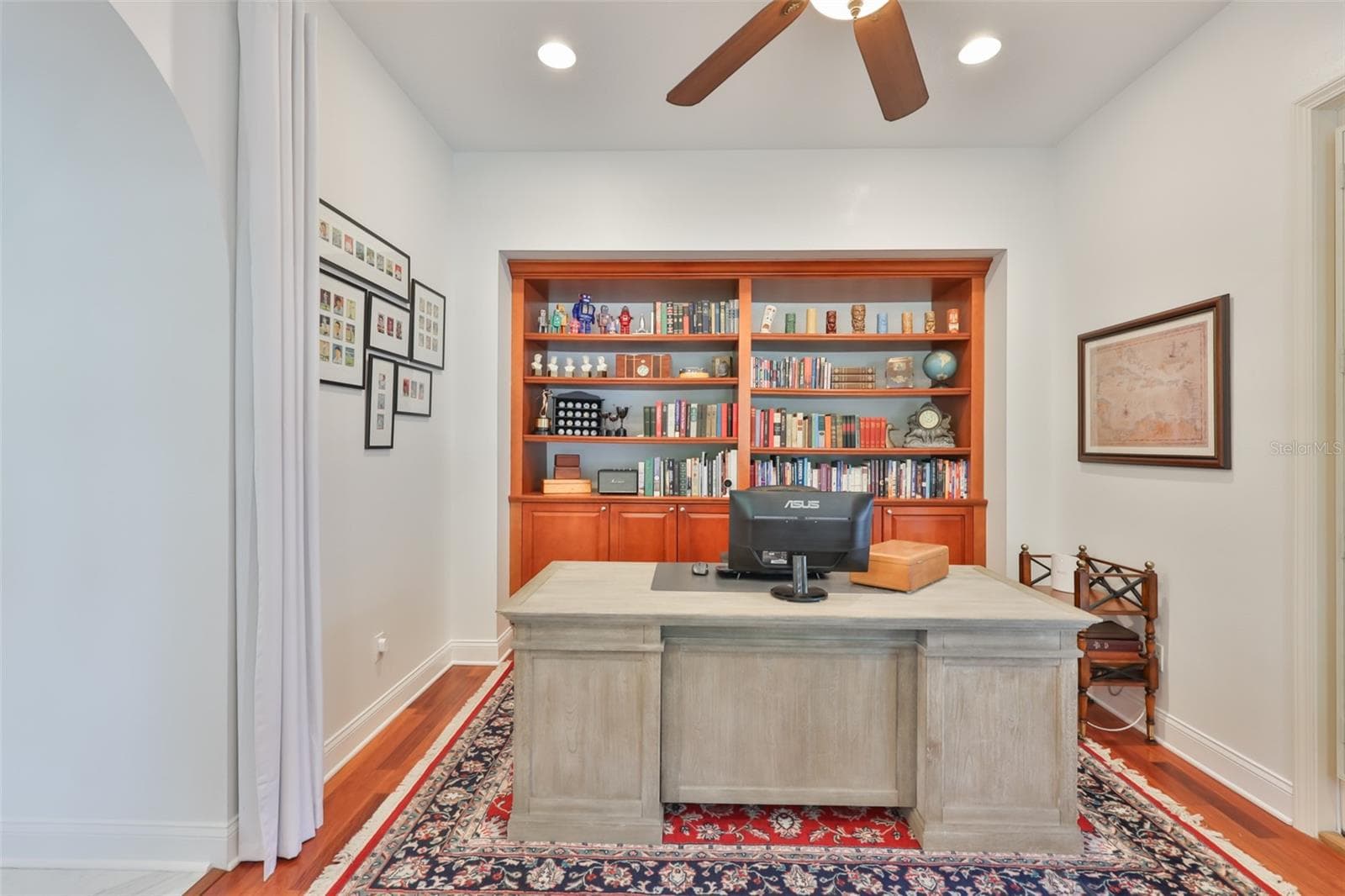beautiful solid wood built in cabinets and shelving - 5318 LOON NEST CT, APOLLO BEACH