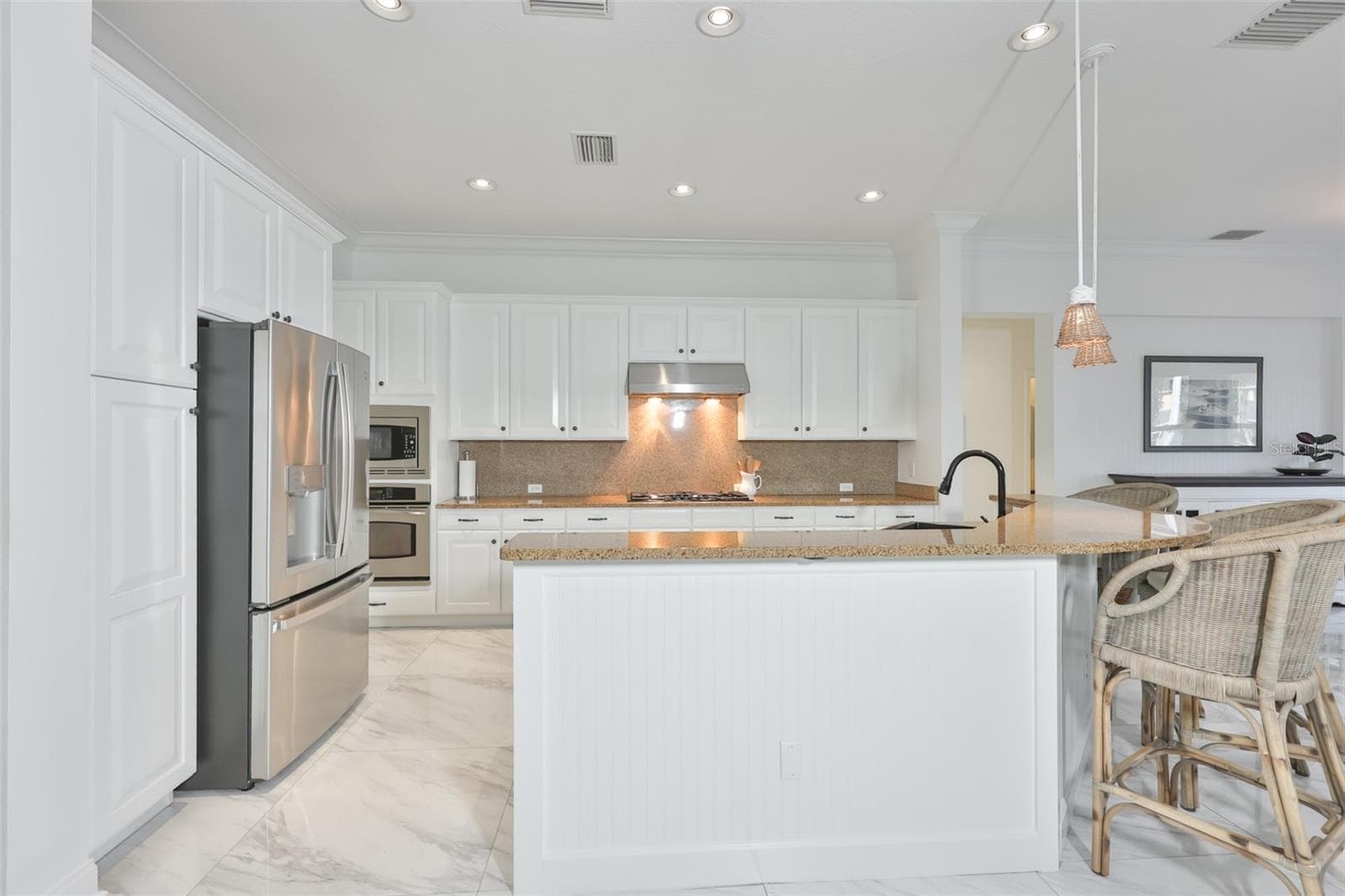 breakfast bar - island - 5318 LOON NEST CT, APOLLO BEACH