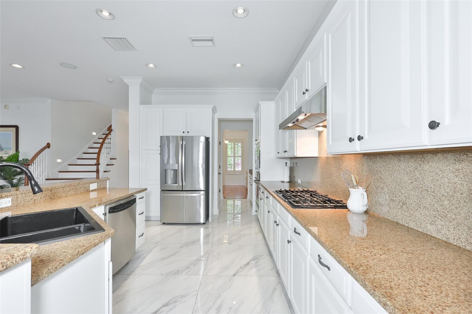 Ample cabinetry - 5318 LOON NEST CT, APOLLO BEACH