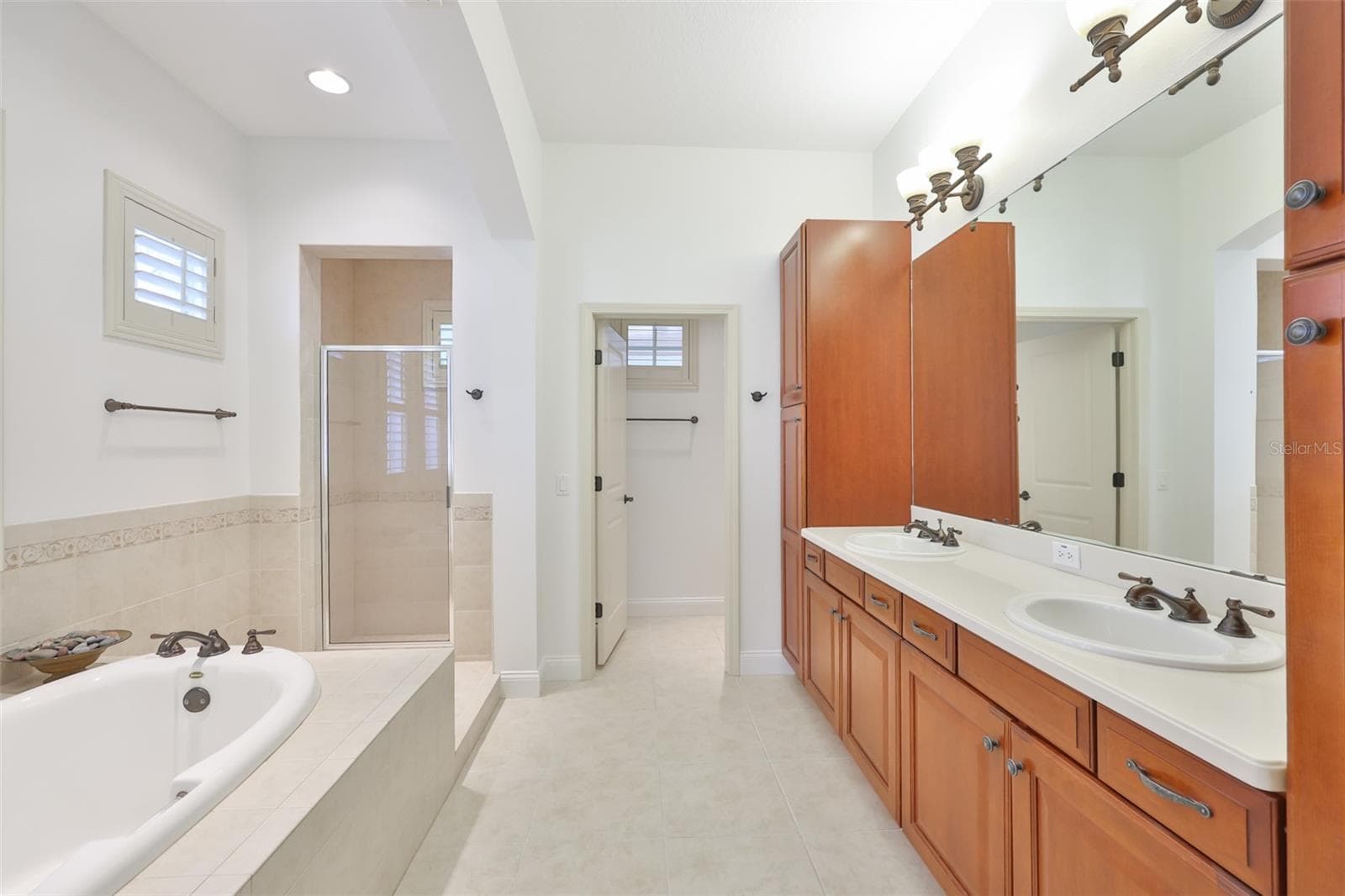 soaking tub, double sink vanity with generous countertop space - 5318 LOON NEST CT, APOLLO BEACH