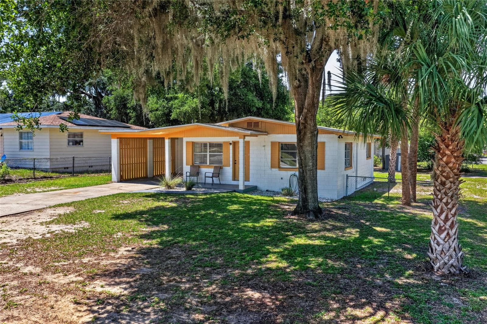 Front - 529 E GOTTSCHE AVE, EUSTIS