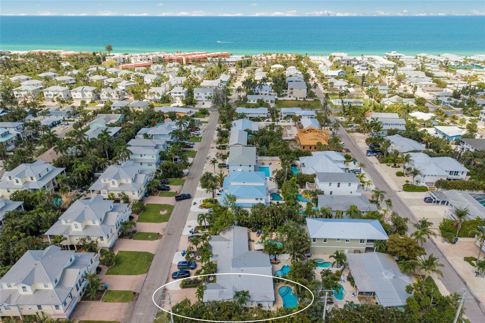 Great location in the heart of Holmes Beach - make 324 64th St your piece of paradise today! - 324 64TH ST, HOLMES BEACH