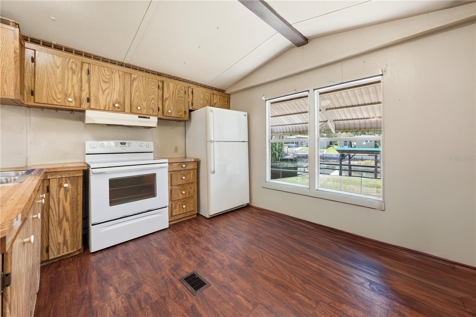 Eat-in space in Kitchen with canal views - 30107 GREEN BAY DR, TAVARES