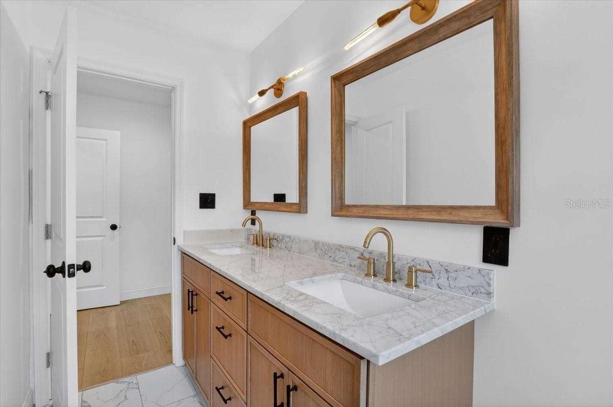 Second Bedroom Bath - 2708 N DUNDEE ST, TAMPA